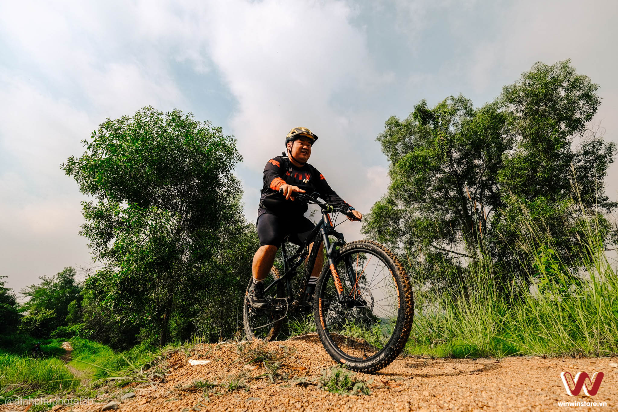 trai nghiem xe dap dia hinh XF 10 24mm F4 7