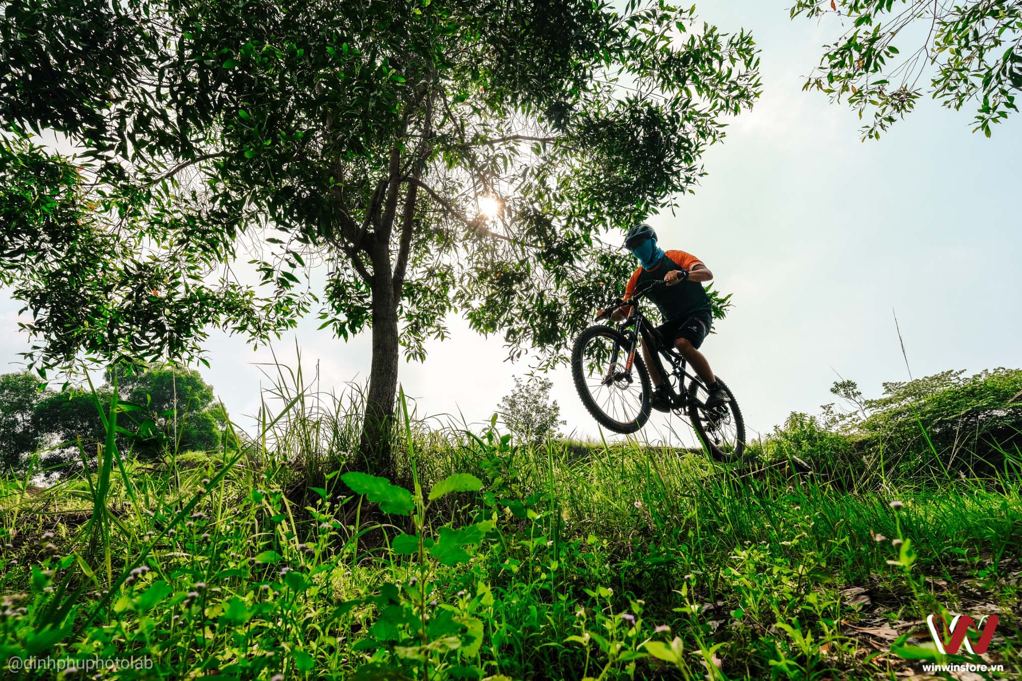 trai nghiem xe dap dia hinh XF 10 24mm F4 8