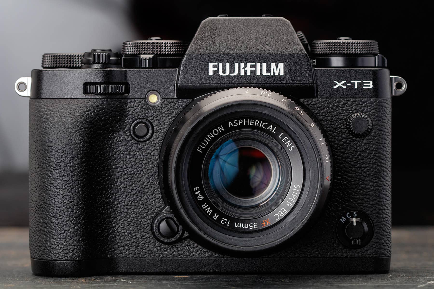 Máy Ảnh Fujifilm X-T3 vẫn giữ được vẻ ngoài cổ điển và các núm điều khiển xúc giác nổi bật.