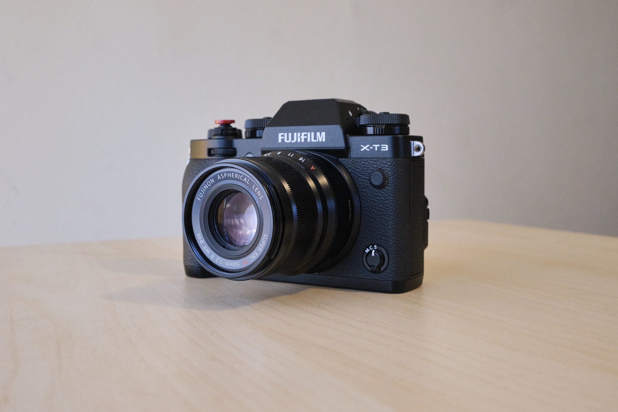 Ống kính Fujifilm XF 35mm F2 R WR (Silver) trên thân máy X-T3