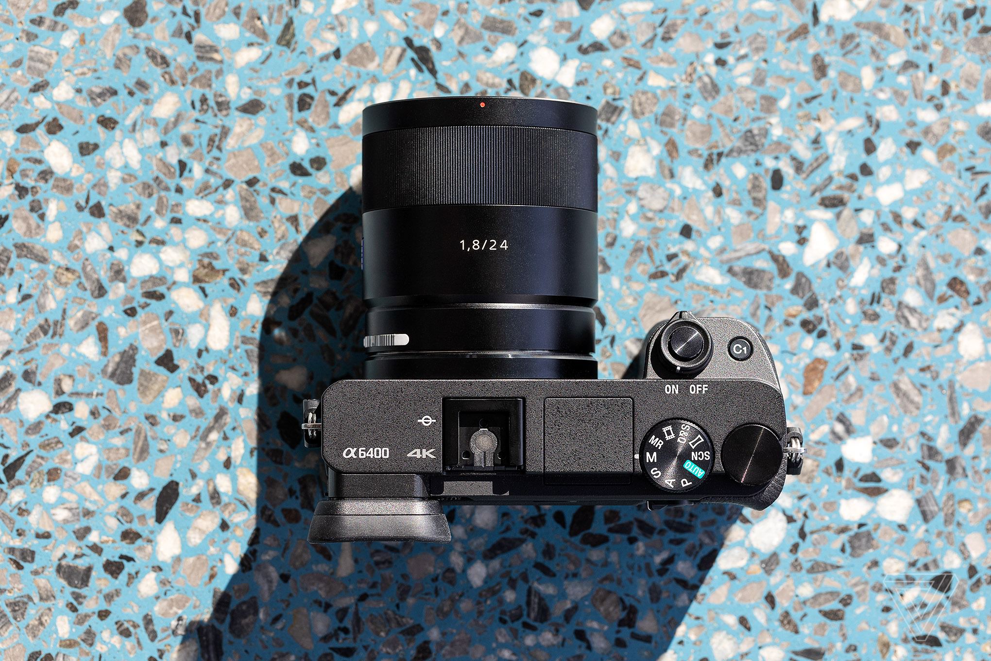 Máy ảnh Sony Alpha A6400 nhìn từ trên xuống