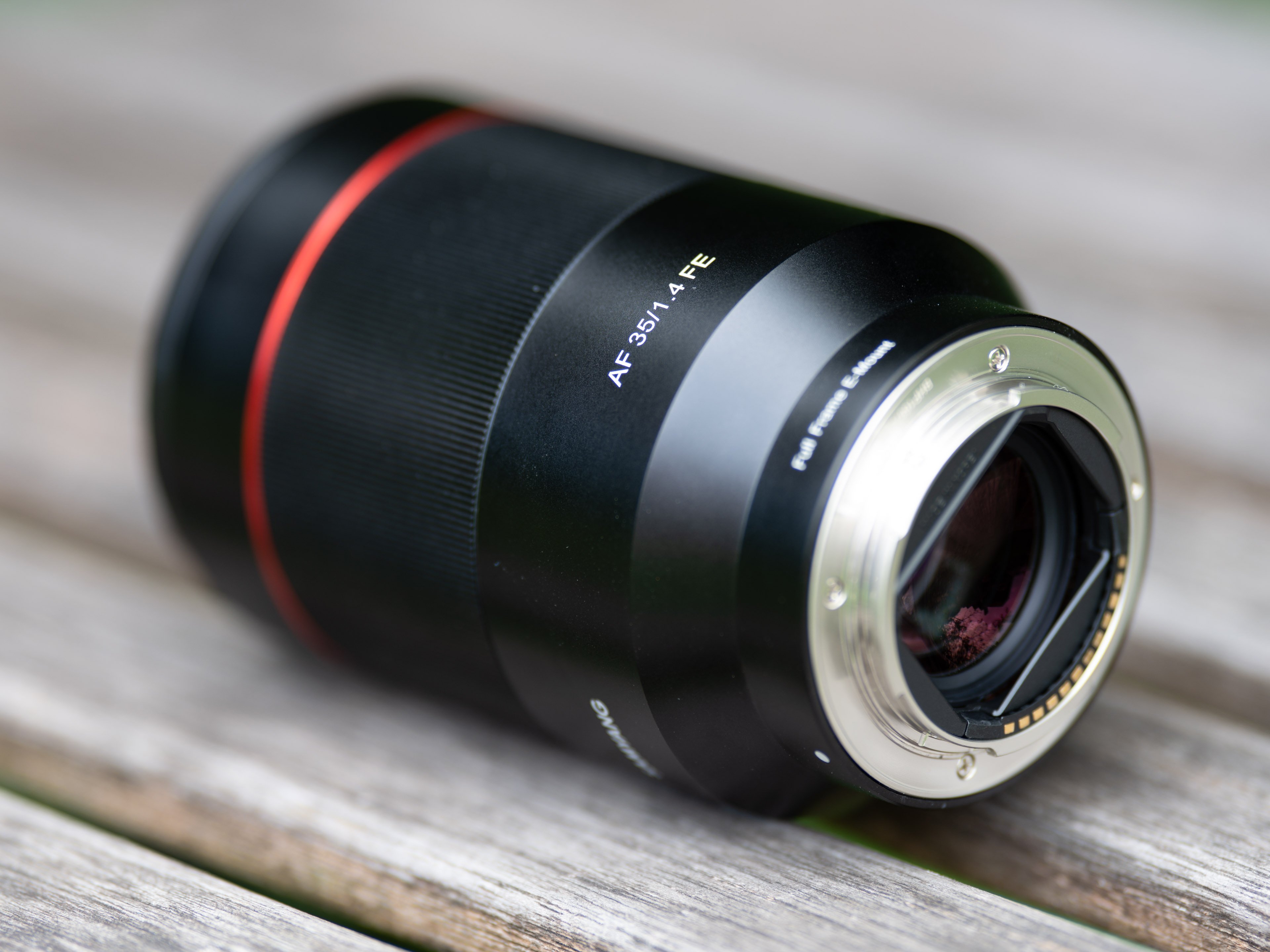 Ong kinh Samyang AF 35mm F1.4 FE Lens for Sony E 03