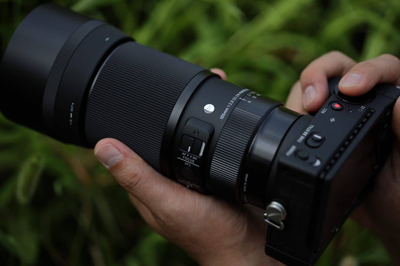 Ống kính Sigma 105mm F2.8 DG DN Macro cho Leica L trên body