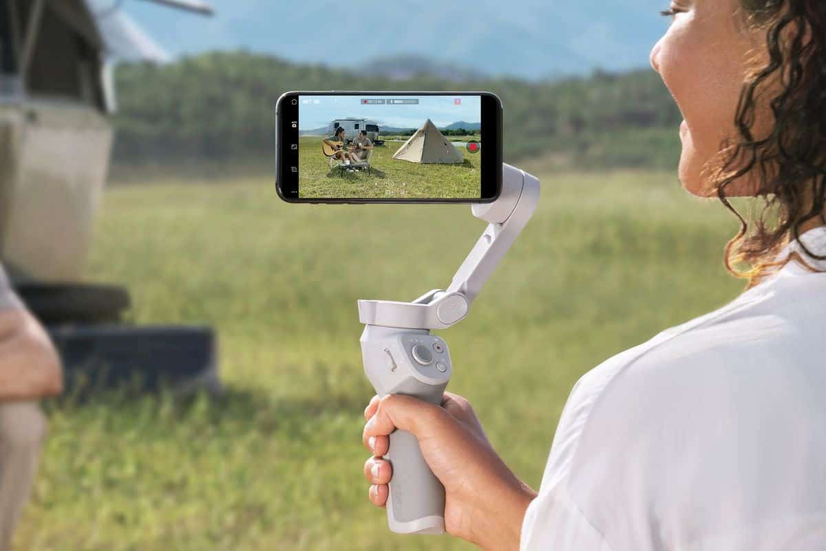 hoạt động của Gimbal DJI Osmo Mobile 4 trên tay người dùng