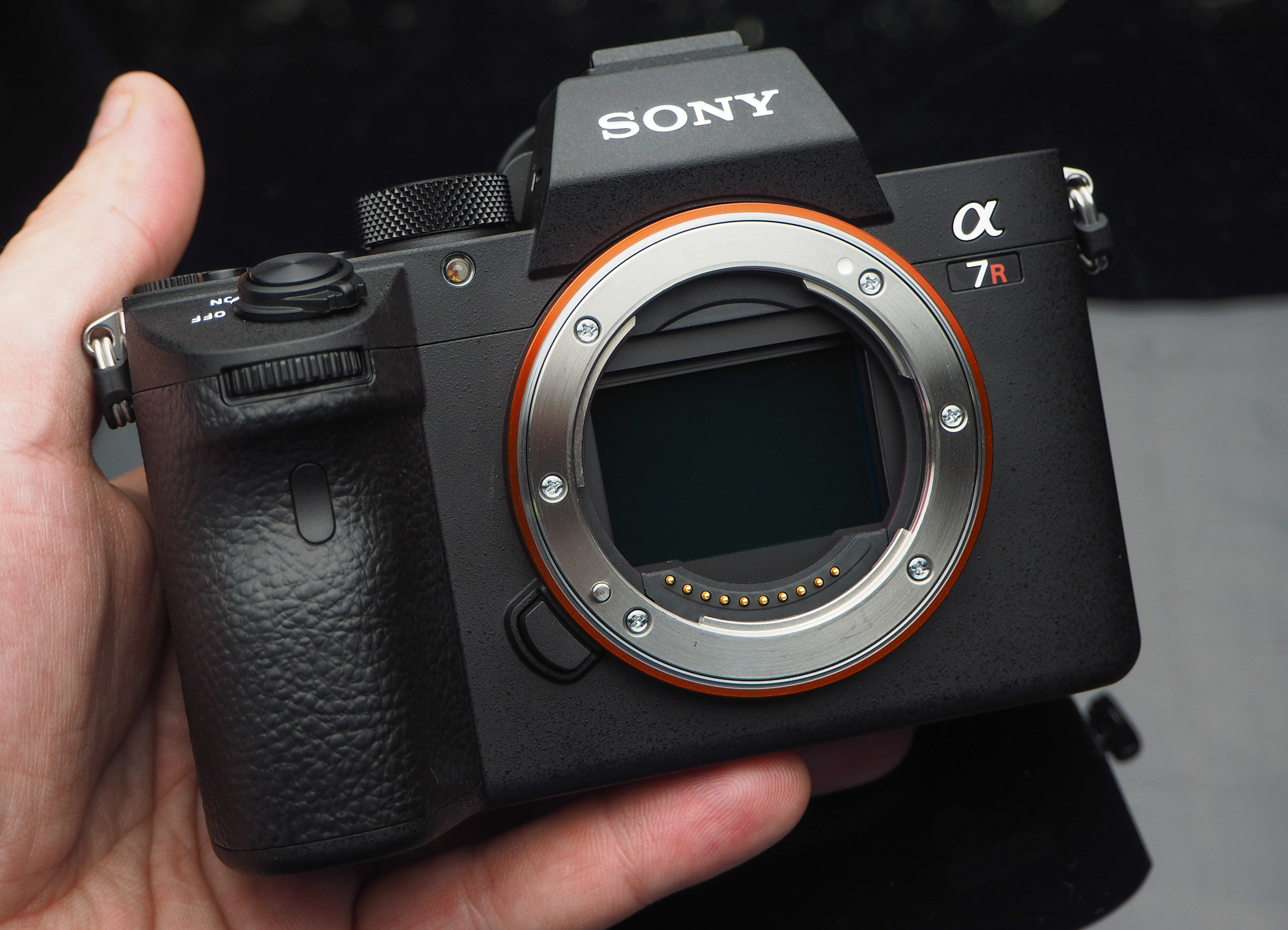 Sony Alpha A7R III sở hữu ngoại hình không thay đổi từ phiên bản trước