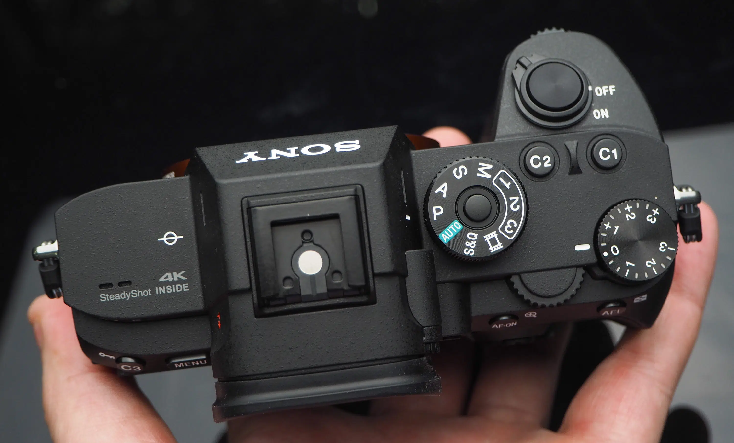 sony A7R III nhìn từ bên trên