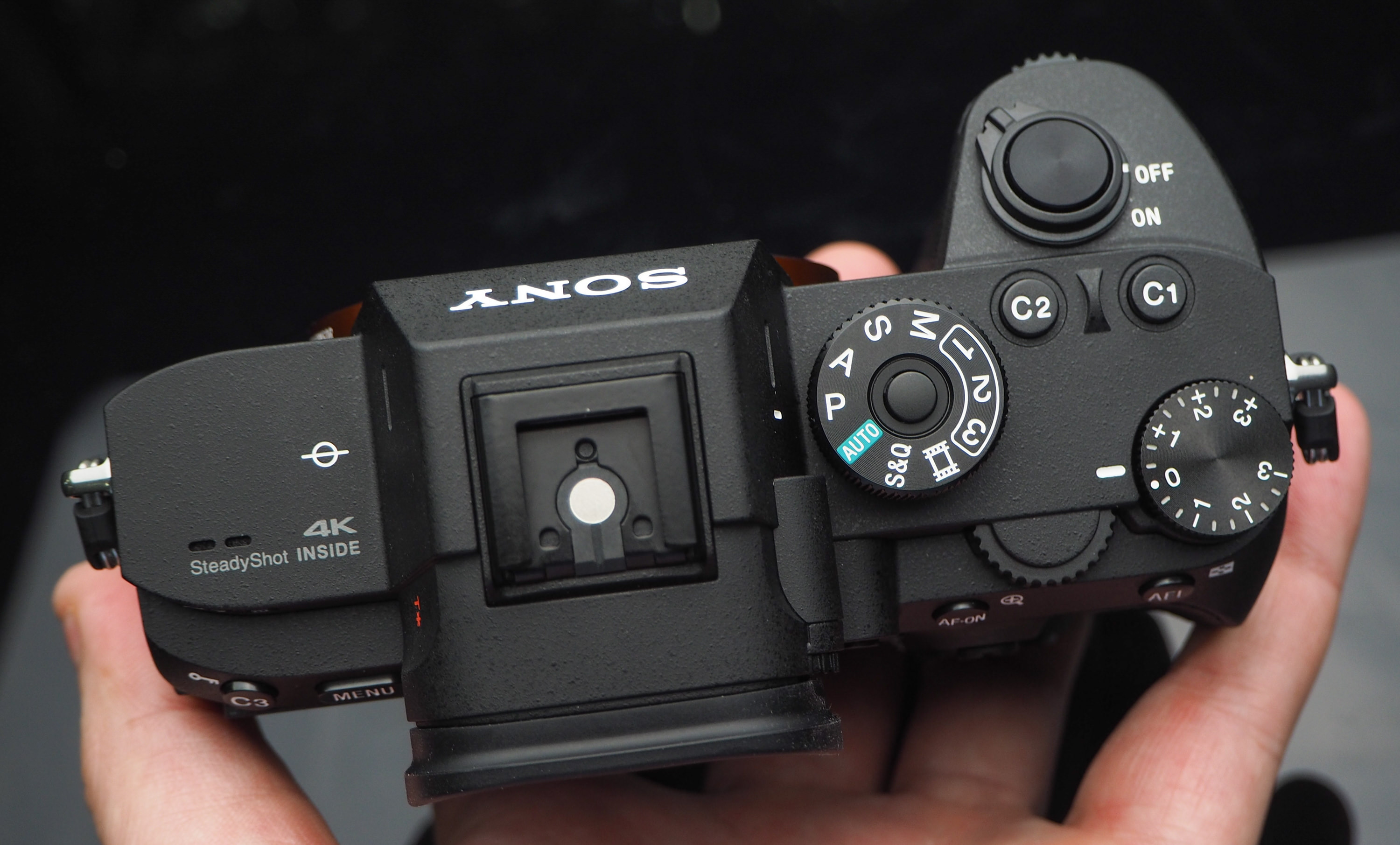 sony A7R III nhìn từ bên trên