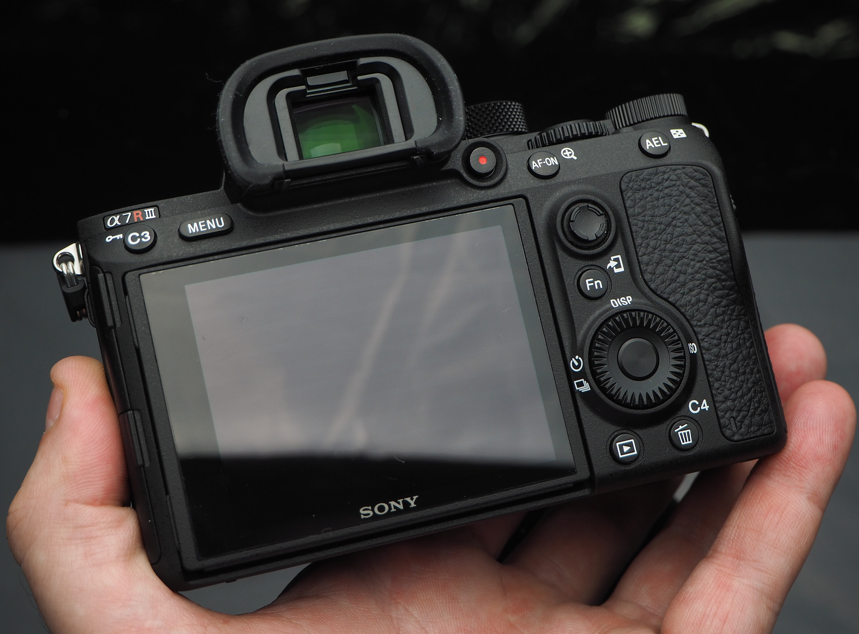 Màn hình LCD của A7R III có thể cảm ứng