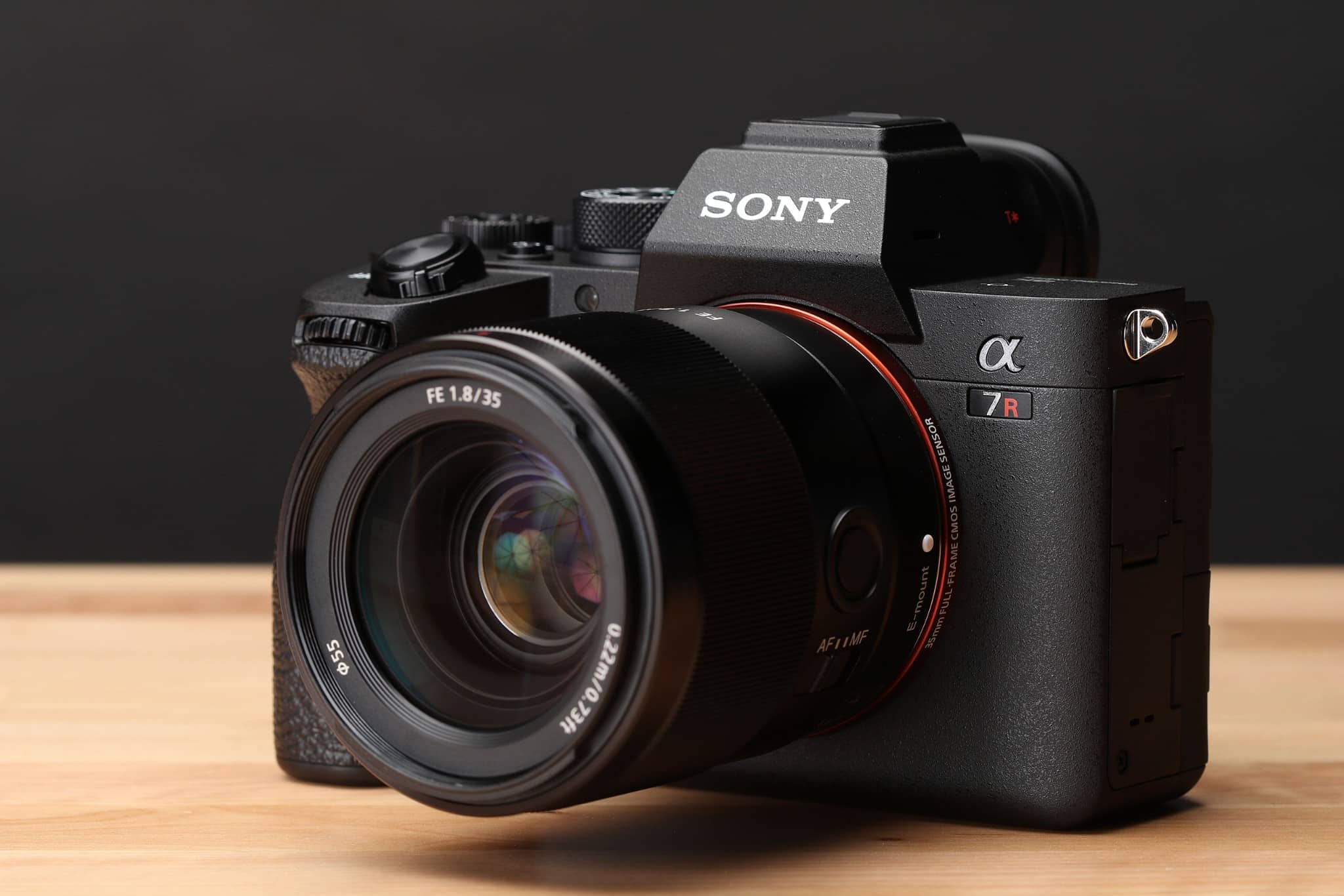 Sony Alpha Α7R IV tương tự thiết kế giống dòng A7 của Sony. Mua trực tiếp tại cửa hàng hoặc mua hàng trực tuyến để nhận được nhiều ưu đãi. 