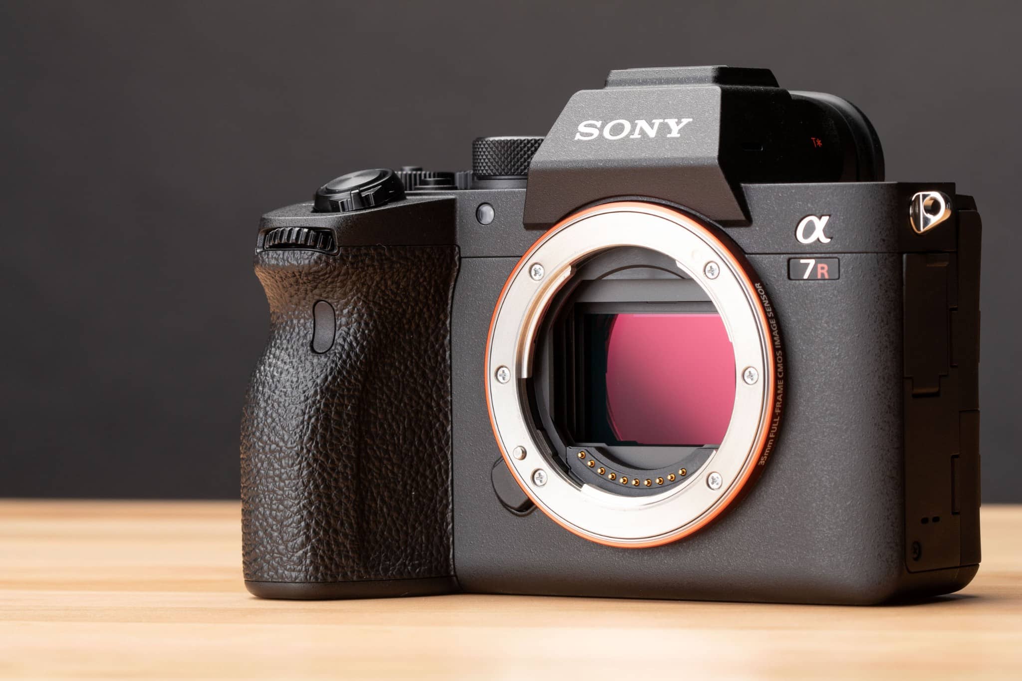 Sony Alpha Α7R IV tương tự thiết kế giống dòng A7 của Sony. Mua trực tiếp tại cửa hàng hoặc mua hàng trực tuyến để nhận được nhiều ưu đãi. 