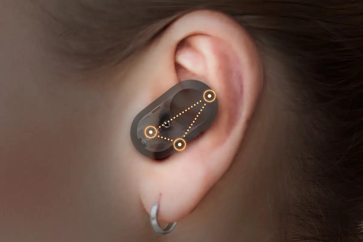 Cận cảnh tai nghe Sony WF-1000XM3 (Silver) trên tai người dùng