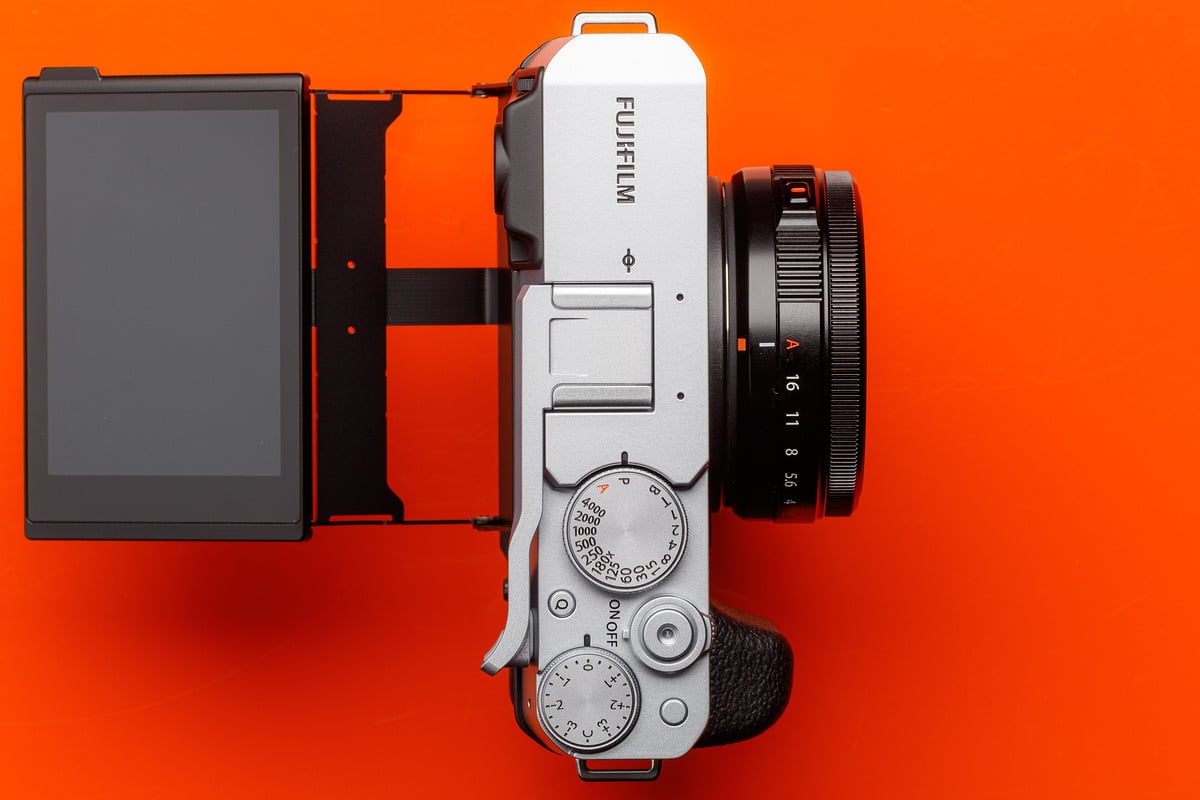 Đặt trước Fujifilm X-E4 tại WinWinStore nhận ngay bộ quà tặng sạc pin rời và thẻ nhớ SD tốc độ cao