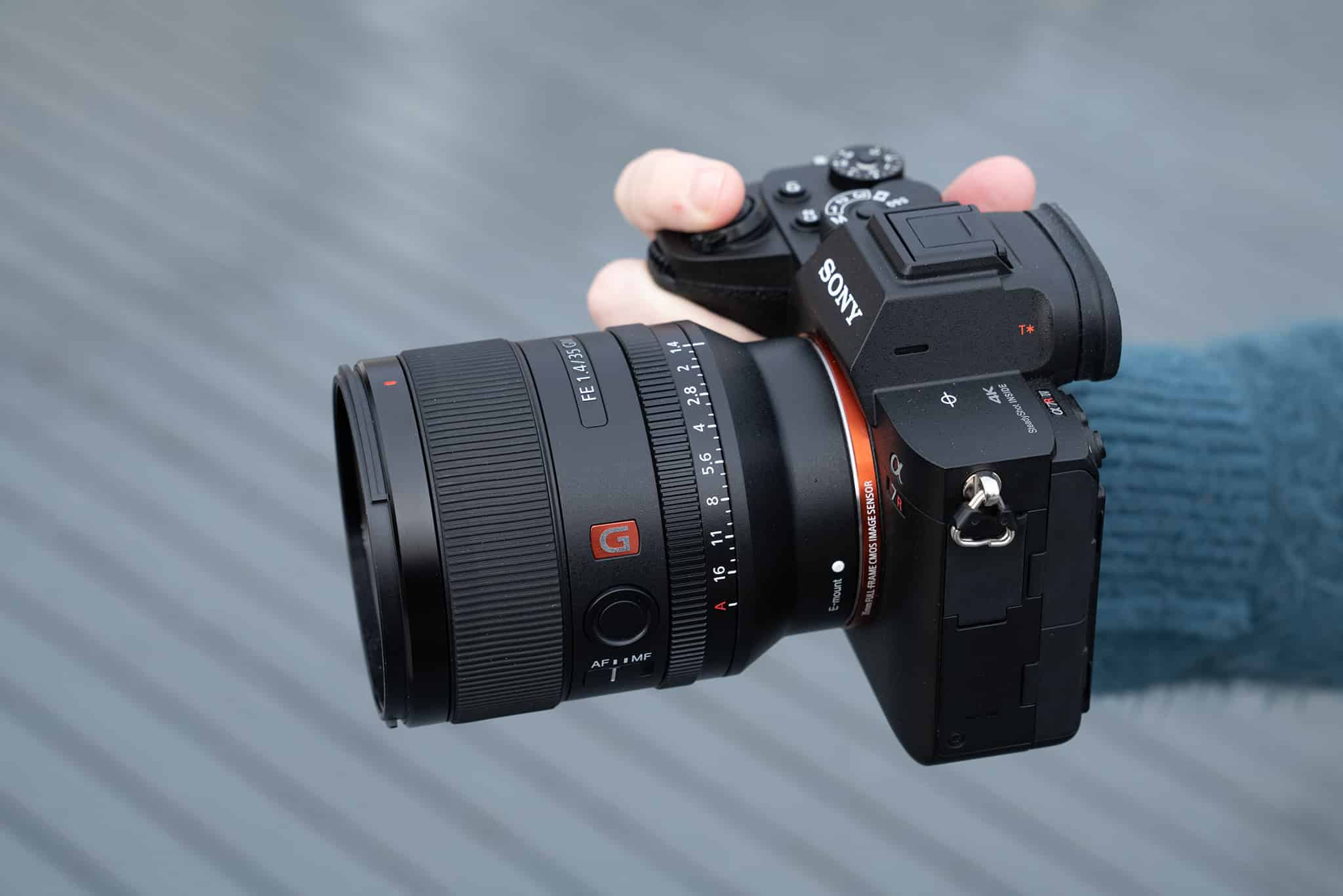 Ống kính Sony FE 35mm F1.4 GM Chính Hãng, Giá Tốt trên body Sony A7R