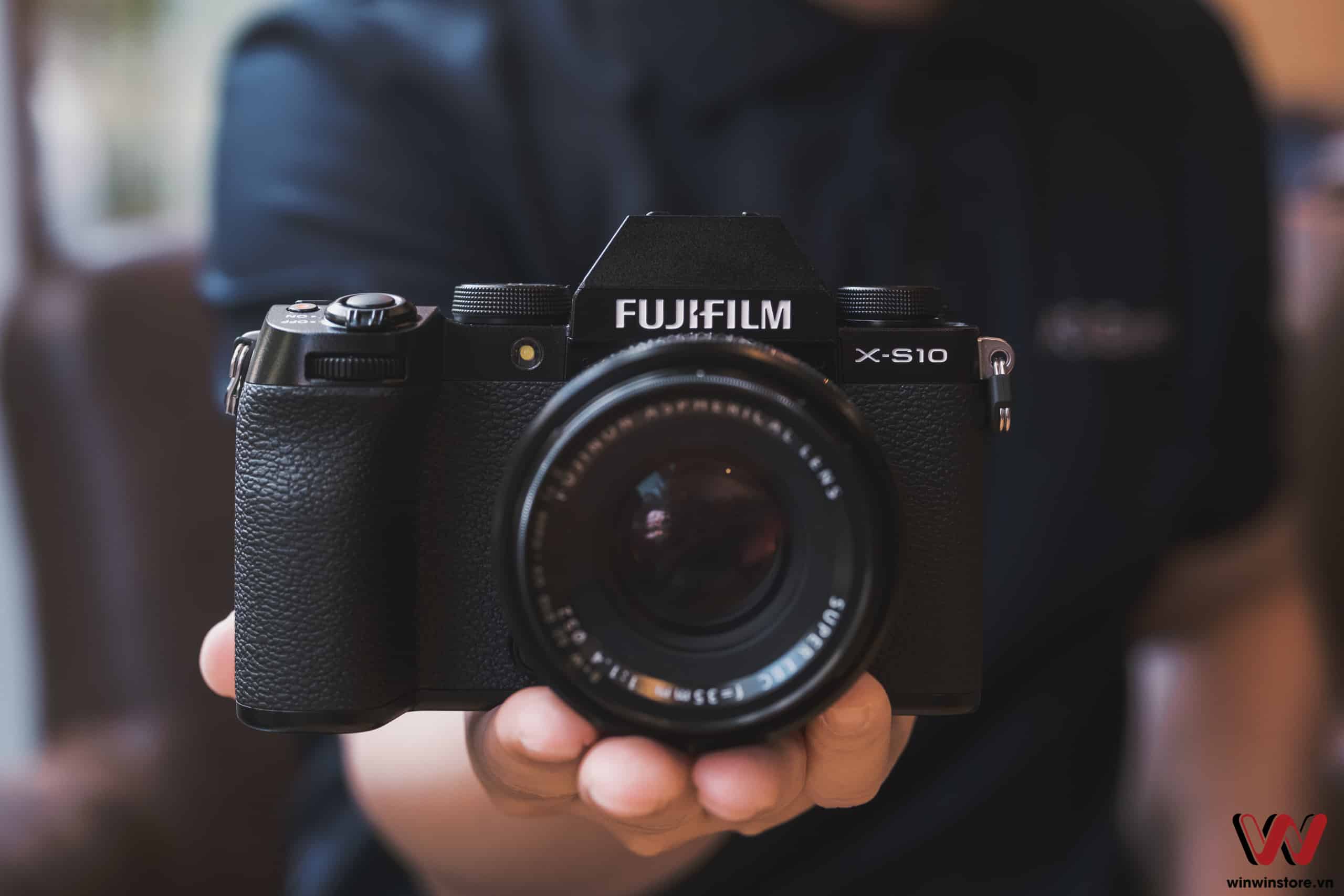 Máy ảnh Fujifilm X-S10 với ống kính XF 16-80mm