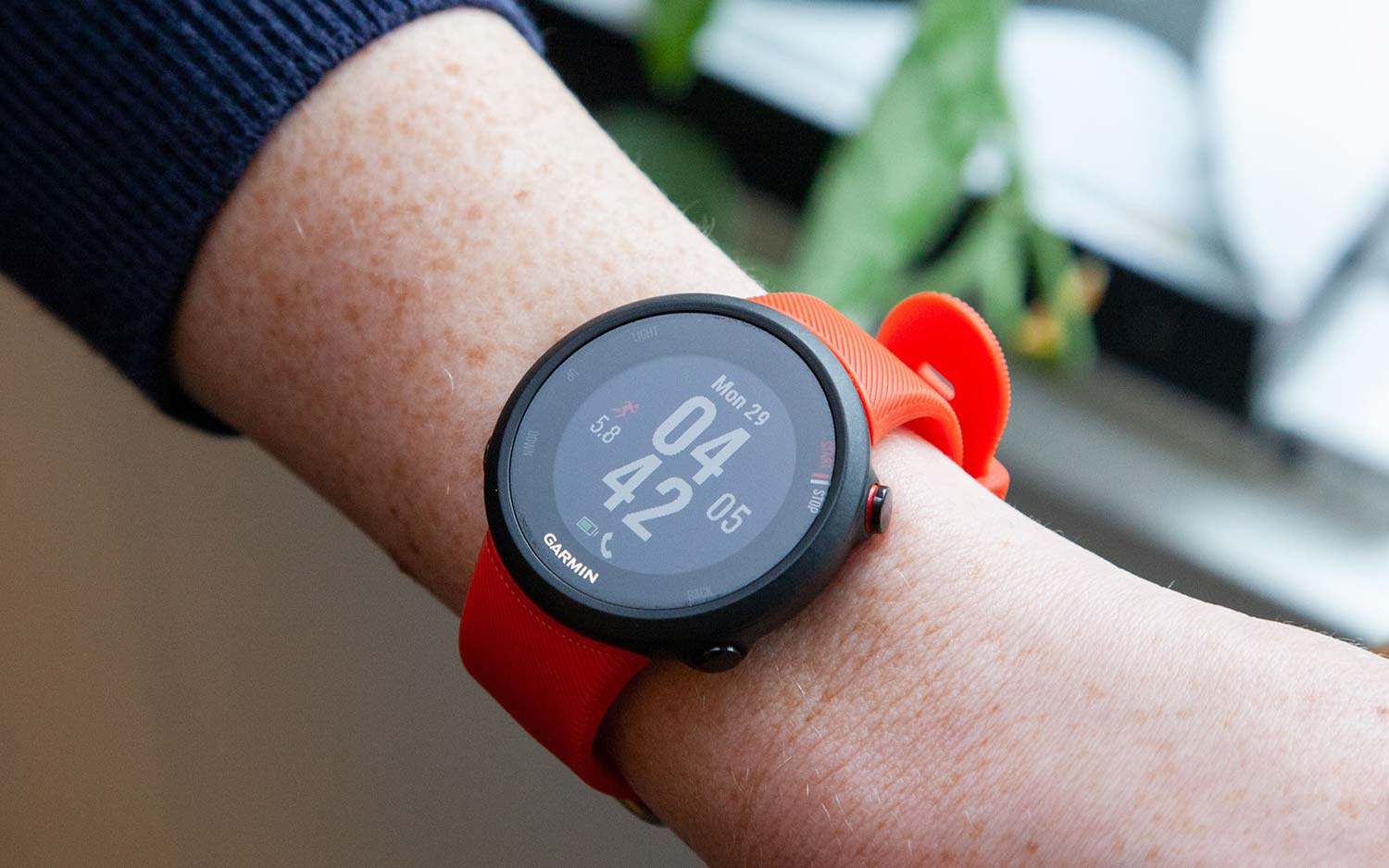 Đồng hồ Garmin Forerunner 45 (Lava Red)