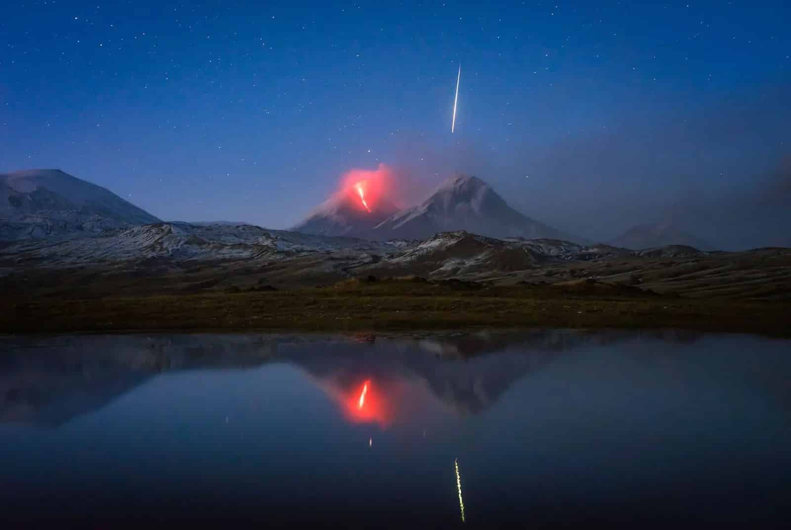 NAG bắt được khoảnh khắc sao băng bay qua khi đang chụp núi lửa