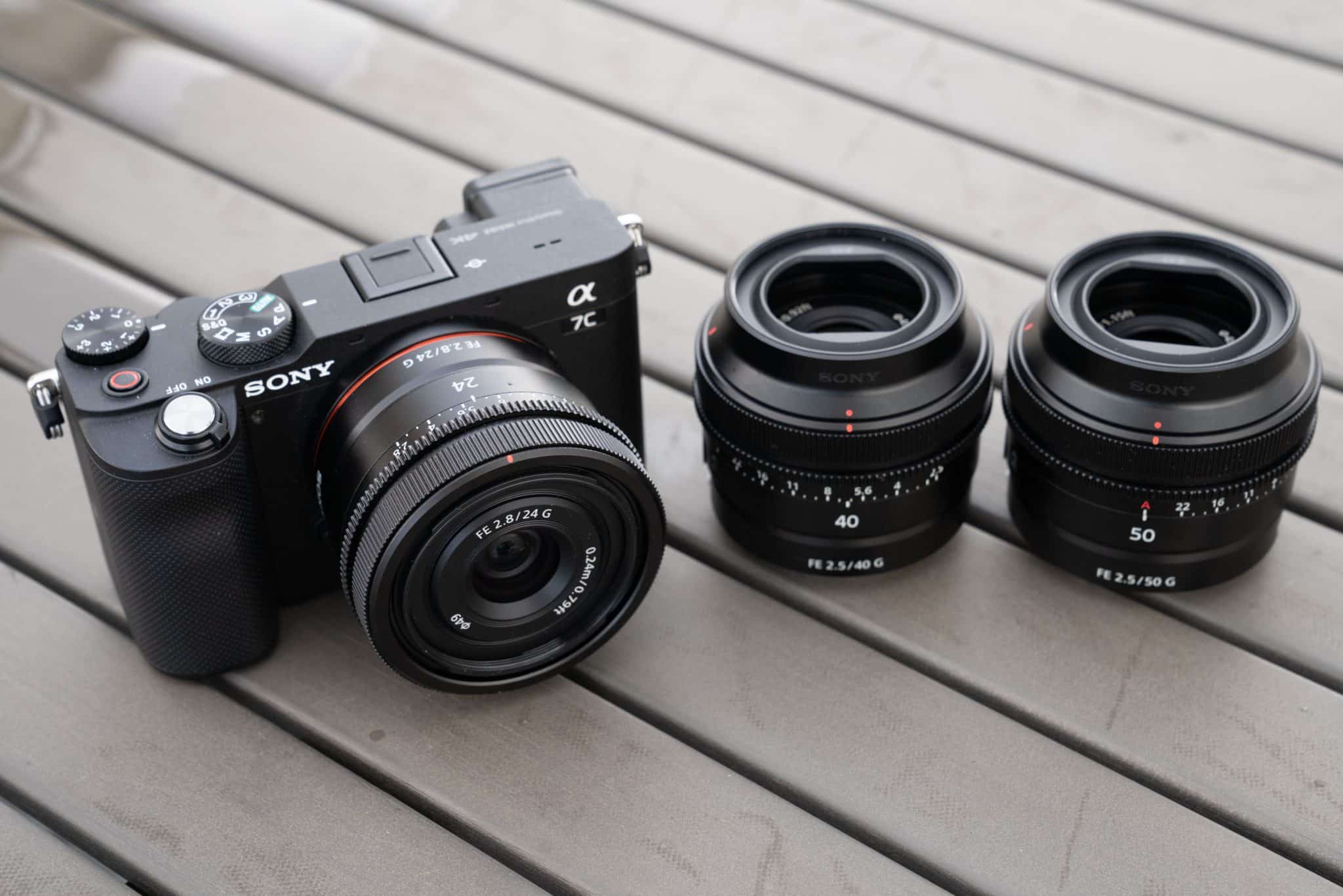 Sony ra mắt bộ ba ống kính một tiêu cự 24mm F2.8 G, 40mm F2.5 G và 50mm F2.5 G