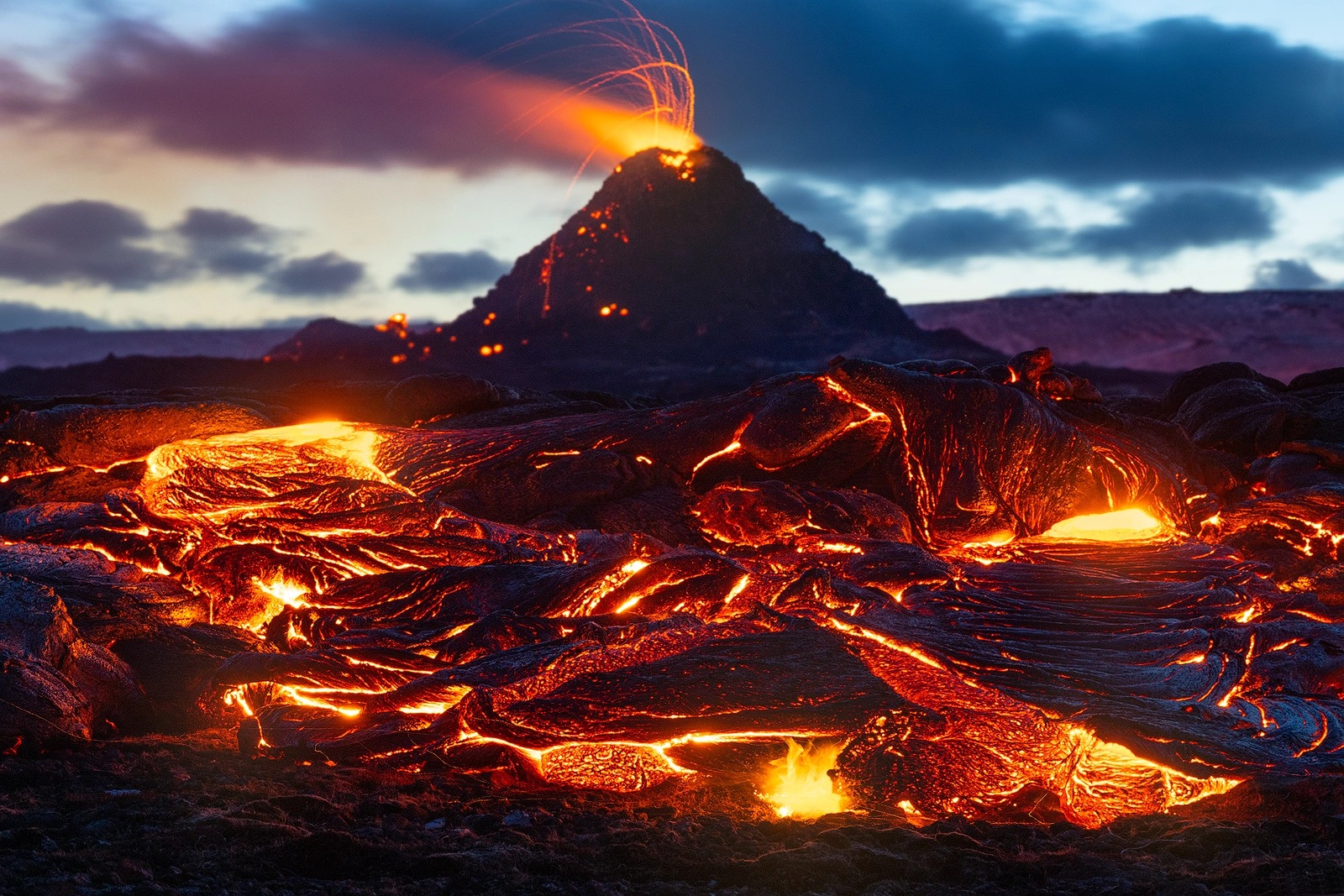 Bộ hình nền chủ đề núi lửa phun trào tại Iceland cực đẹp và cực công phu