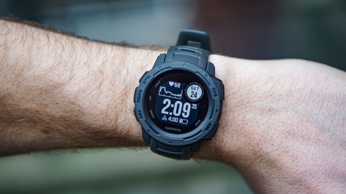 Cận cảnh đồng hồ Garmin có thể sử dụng ngoài trời