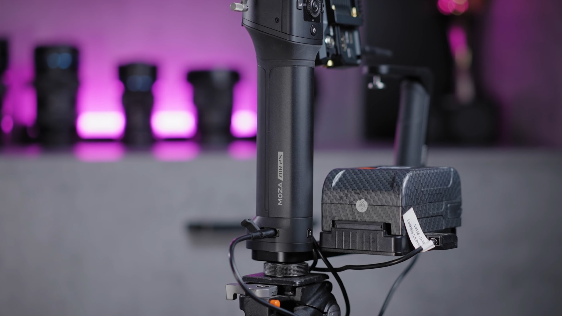 So sánh tay cầm chống rung Moza Air 2S với DJI Ronin S và Zhiyun Crane 2S: Gimbal chuyên nghiệp nào là tốt nhất?