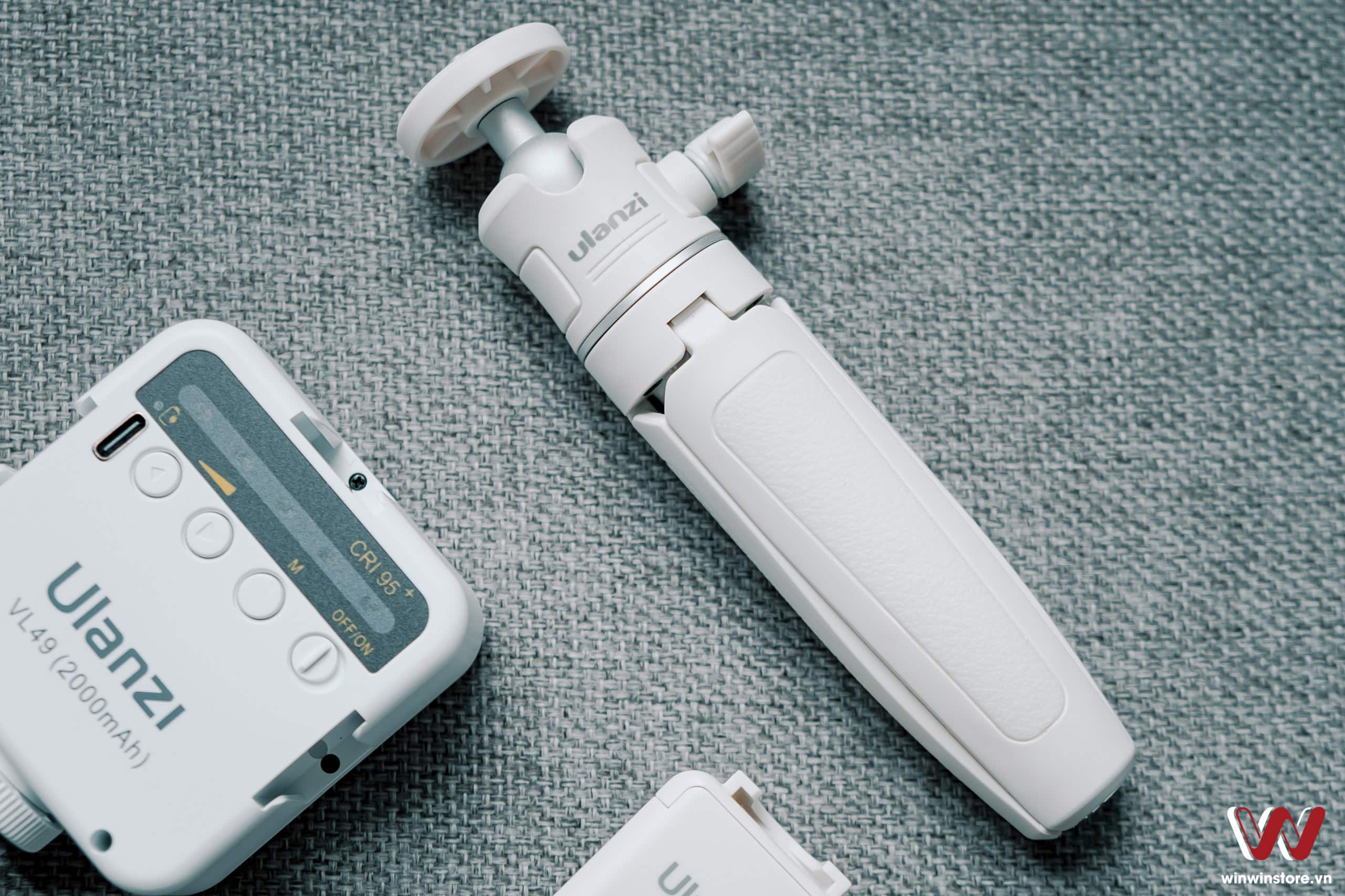 Trên tay bộ đèn LED Ulanzi trắng tinh khôi kèm chân máy và đế kẹp cho smartphone : Đầy đủ và đa dụng