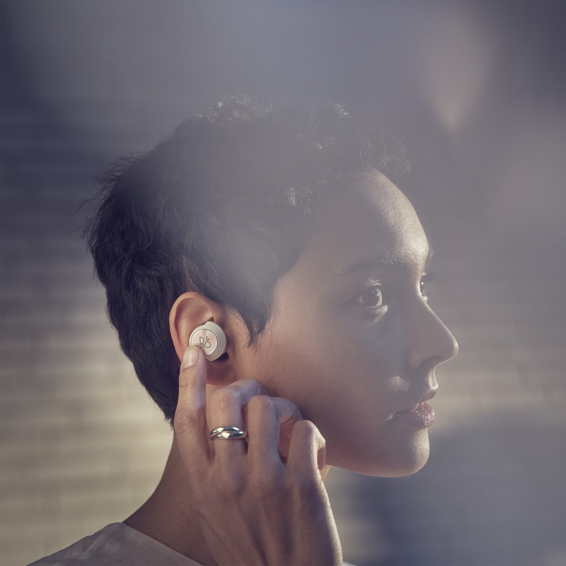 Beoplay EQ ra mắt, tai nghe true wireless chống ồn đầu tiên của của thương hiệu Bang & Olufsen