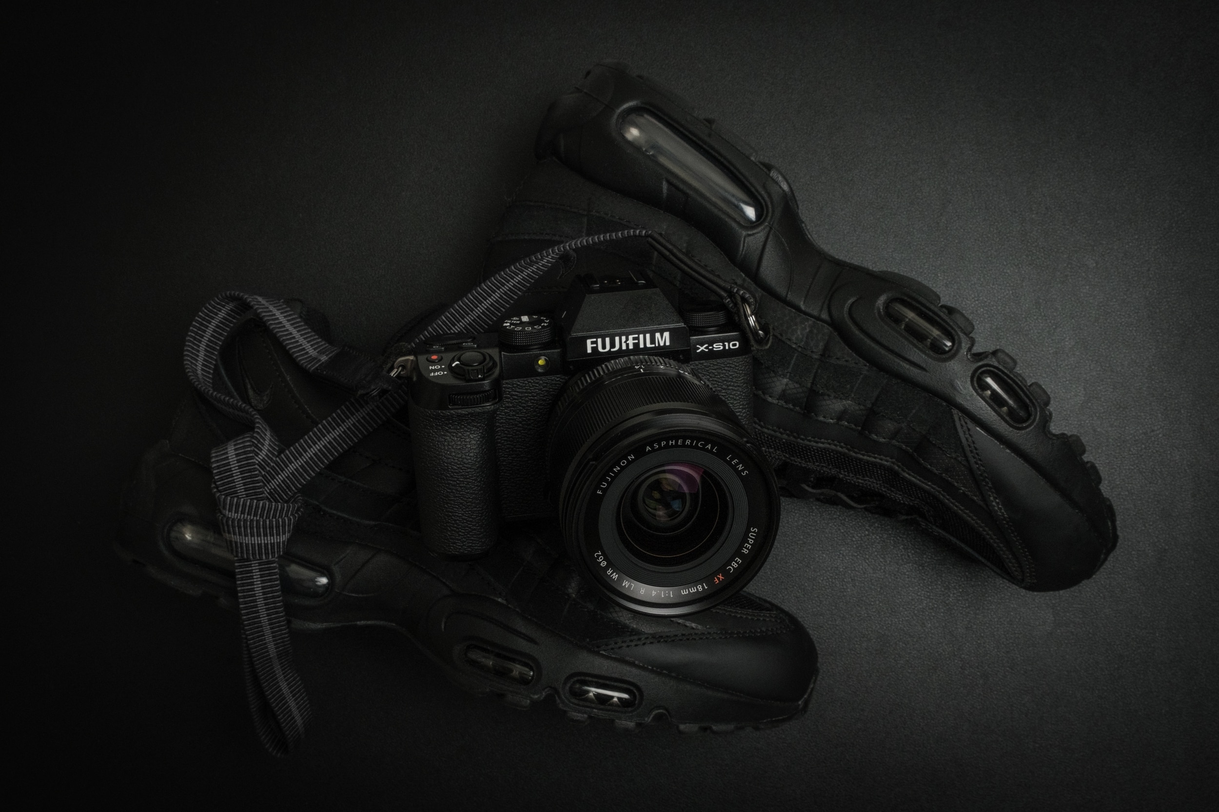 Lựa chọn Leica Q giá rẻ? Chọn ngay Fujifilm X-S10 + XF 18mm F1.4 R WR