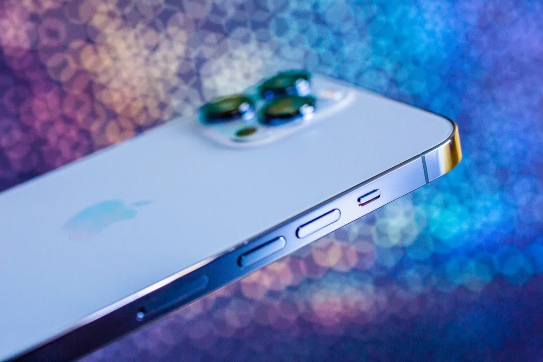 Ảnh chụp thực tế về iPhone 13 Pro Max màu Sierra Blue