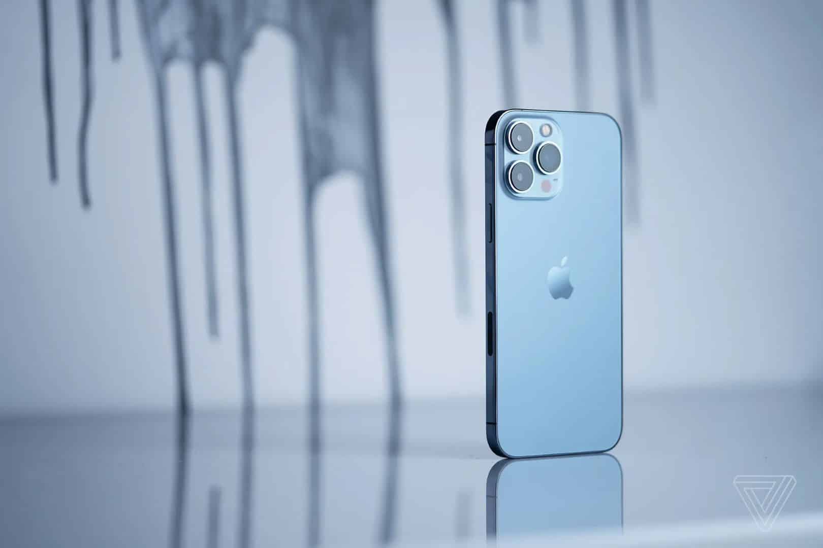 Ảnh chụp thực tế về iPhone 13 Pro Max màu Sierra Blue