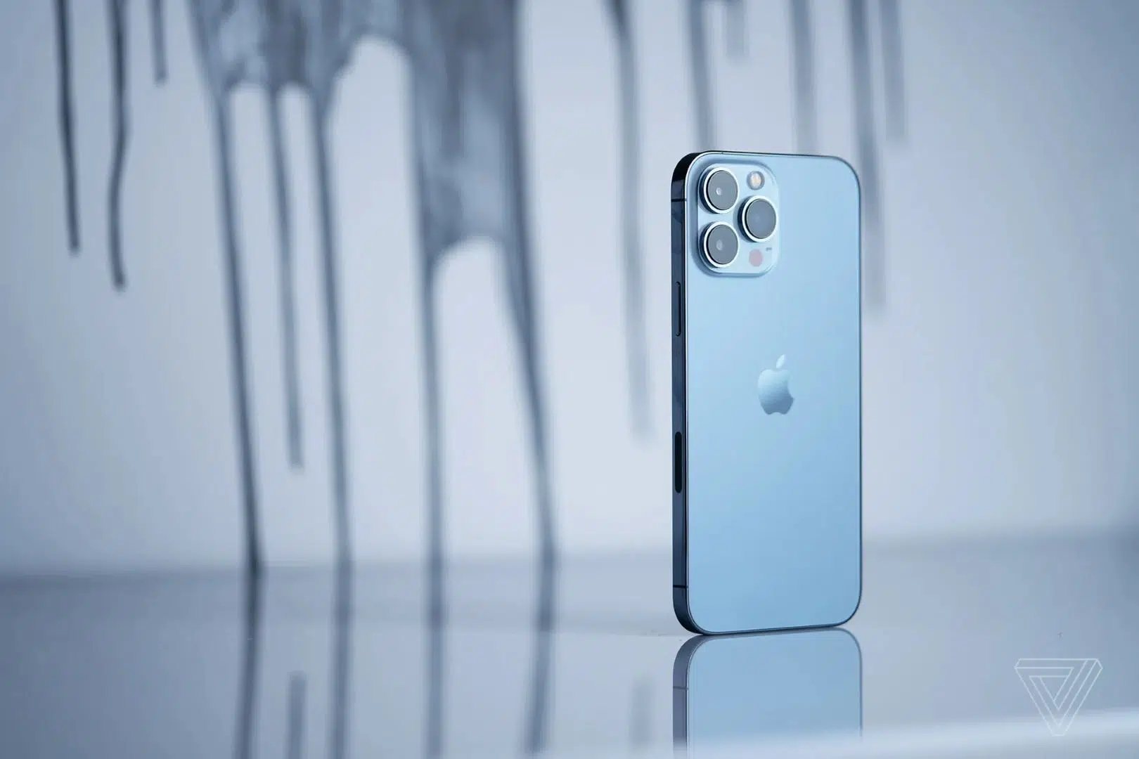 HOT SALE: Tháng 5 xả kho - Không lo về giá tại Hoàng Táo 4 Ảnh chụp thực tế về iPhone 13 Pro Max màu Sierra Blue