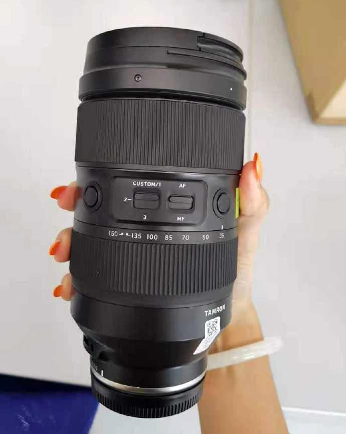 Lộ diện ảnh ống kính Tamron 35-150mm F2.0-2.8 trên máy ảnh Sony khá nhỏ gọn