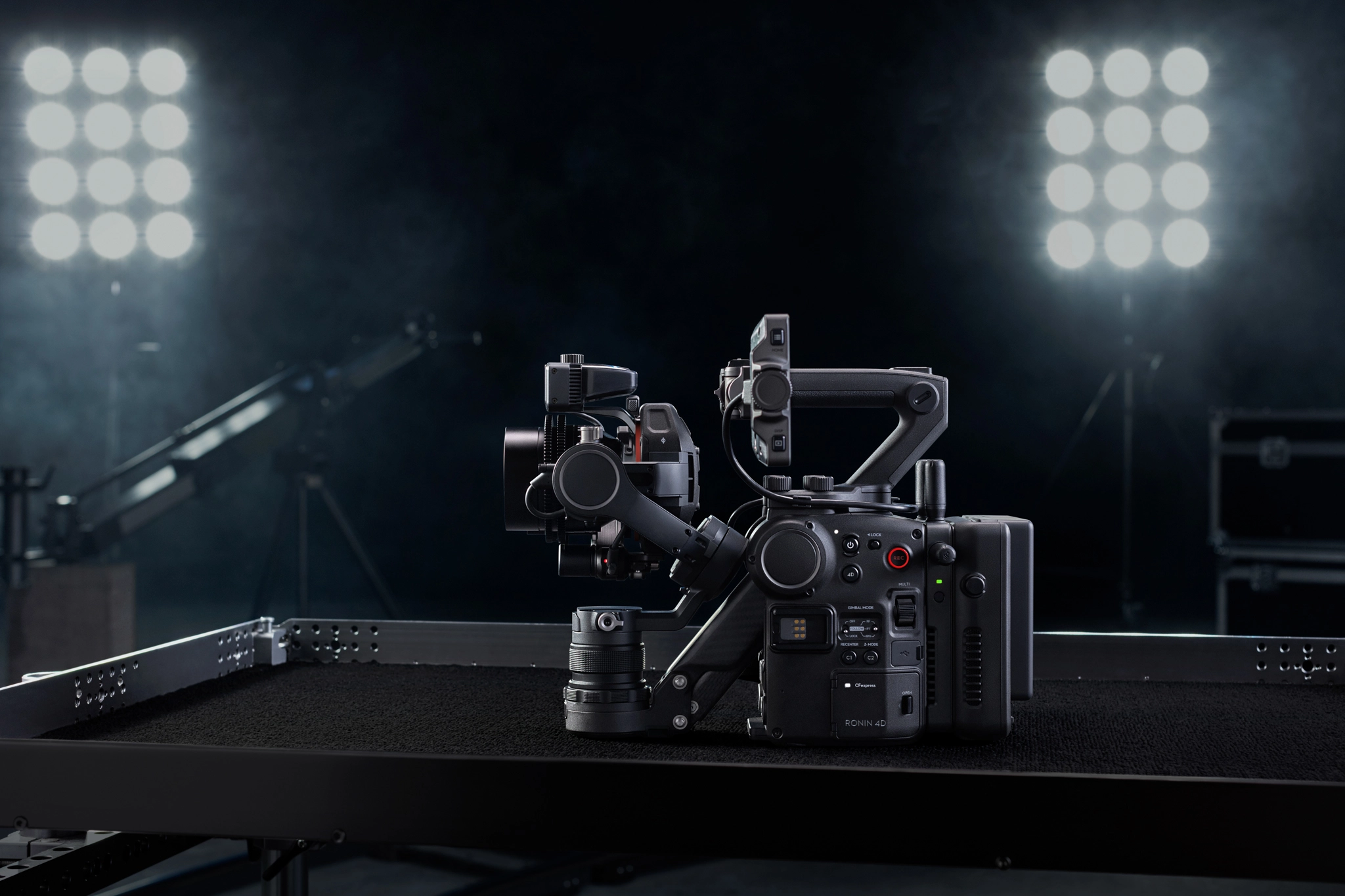 DJI Ronin 4D là hệ thống camera quay phim chuyên nghiệp chống rung 4 trục đầu tiên trên thế giới