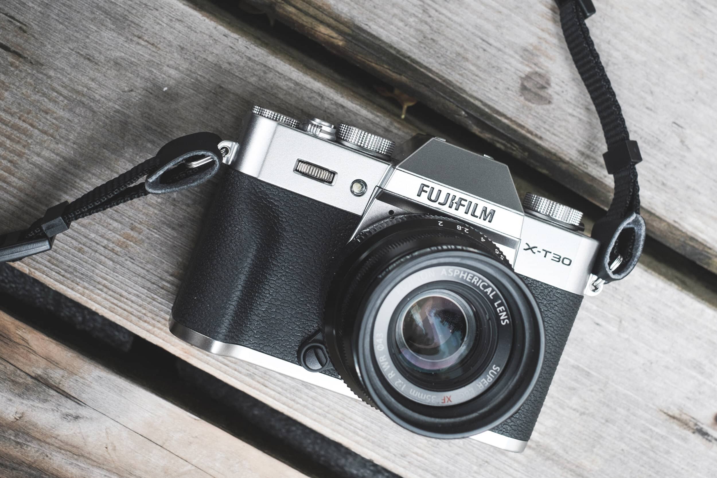 Máy ảnh Fujifilm X-T30 II với ống kính XF 18-55mm