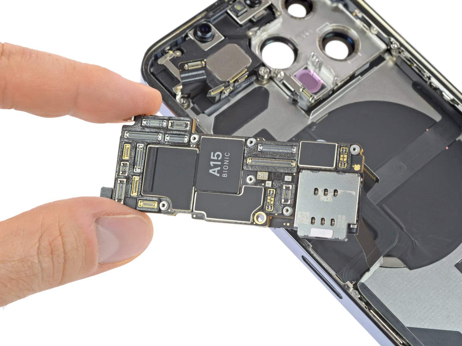 Cảm biến camera trên iPhone 13 Pro thật sự lớn trong bài tháo tung từ iFixit