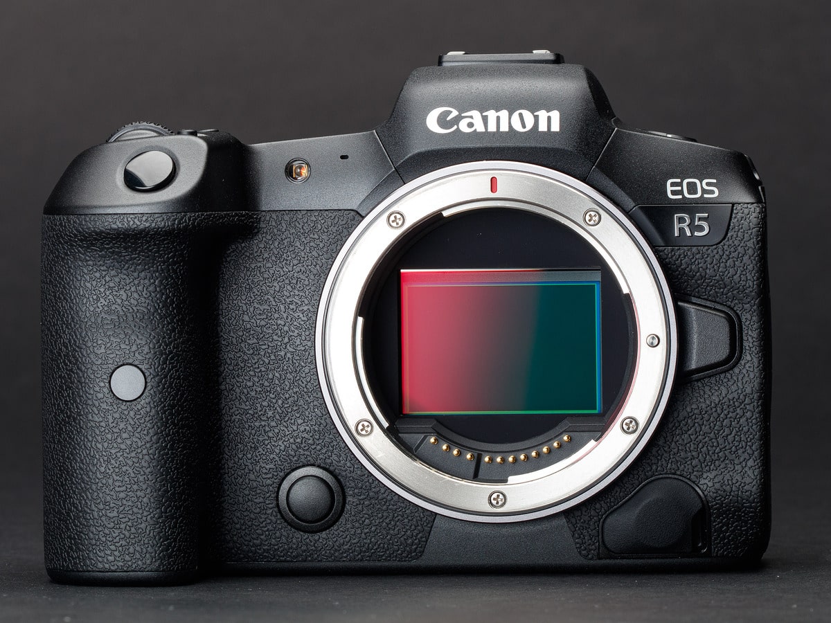 Máy ảnh Canon EOS R5 với ống kính 24-105mm F4