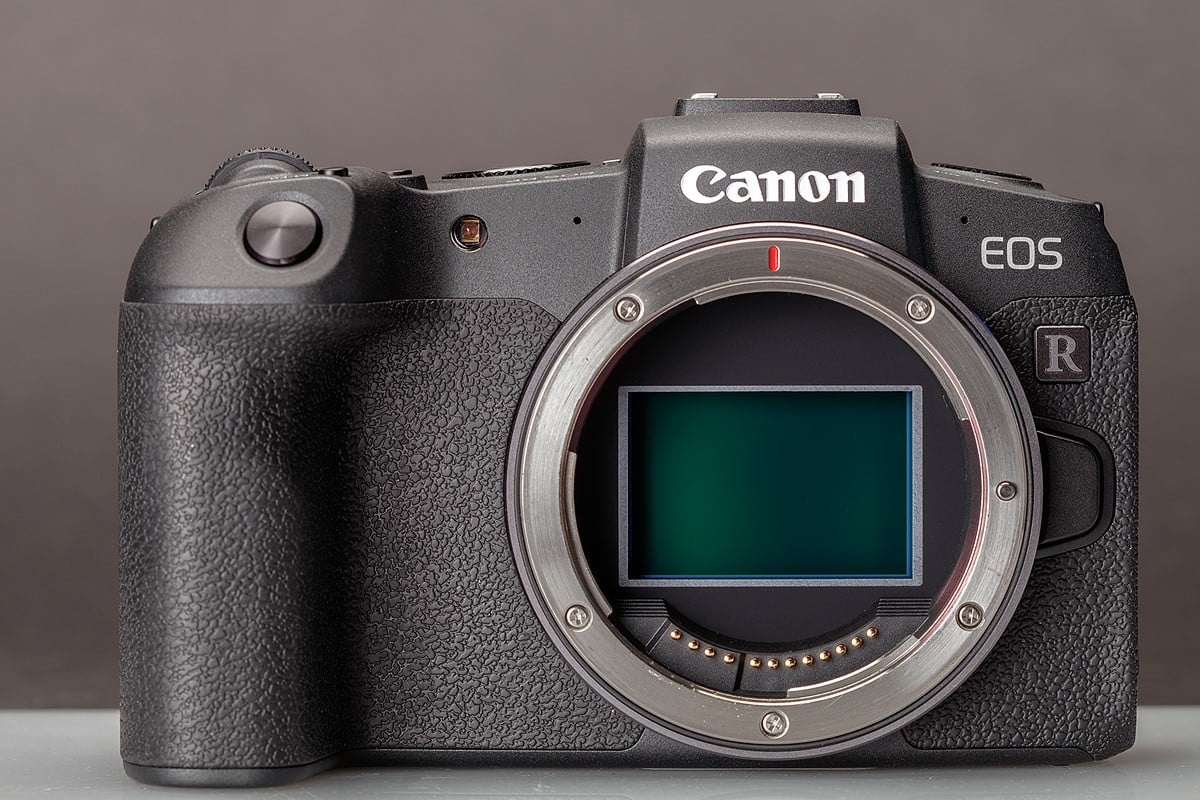 Máy ảnh Canon EOS RP với ống kính 24-105mm F4