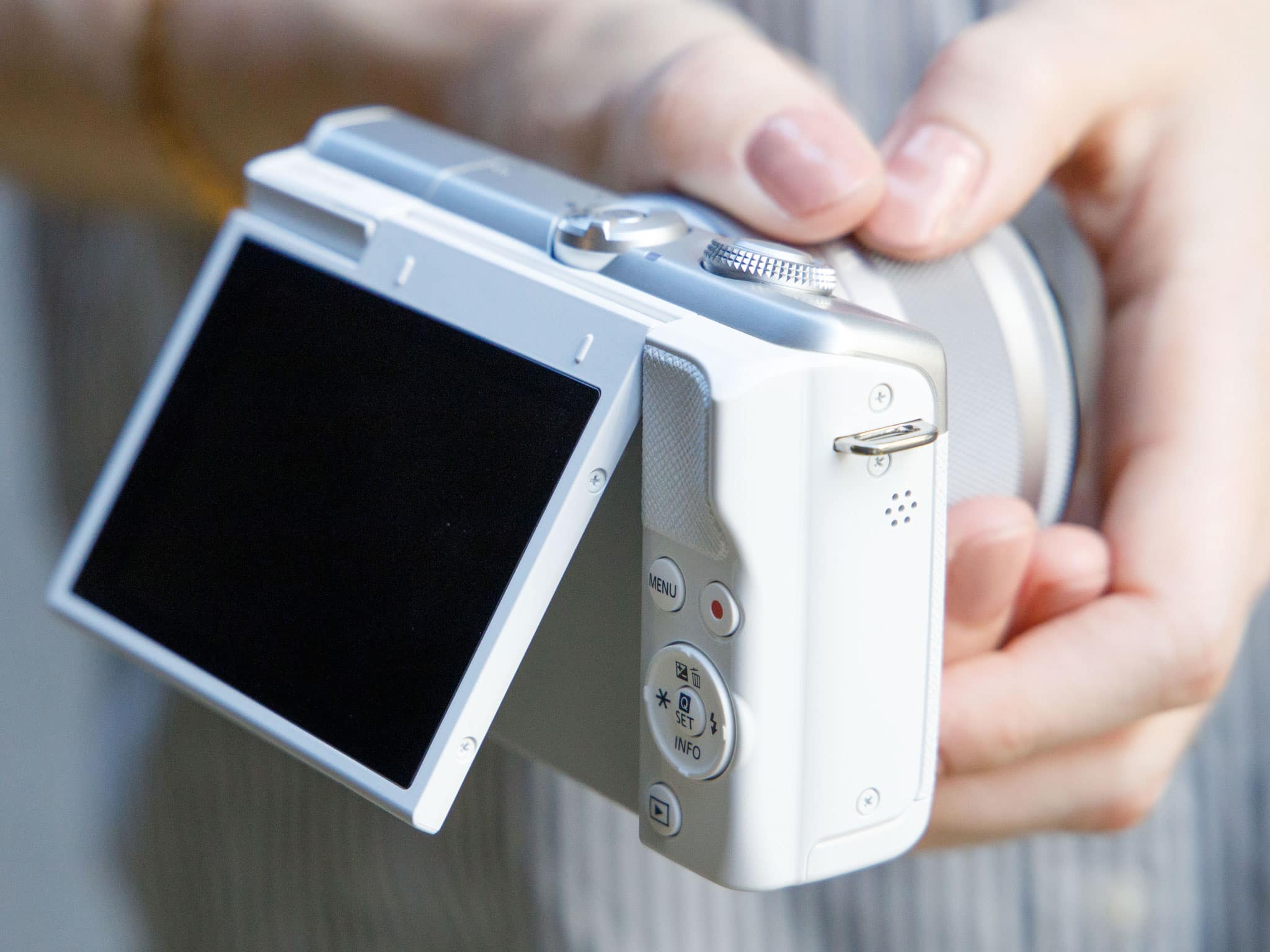 Canon M200 White03