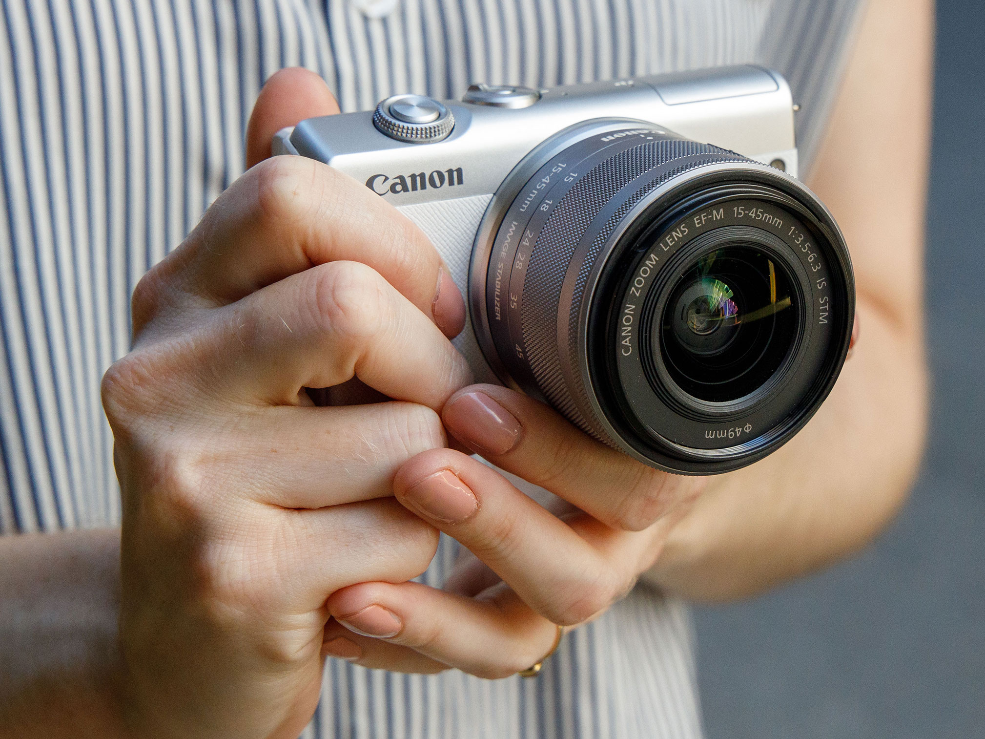 Máy ảnh Canon EOS M200 với ống kính 15-45mm (White)