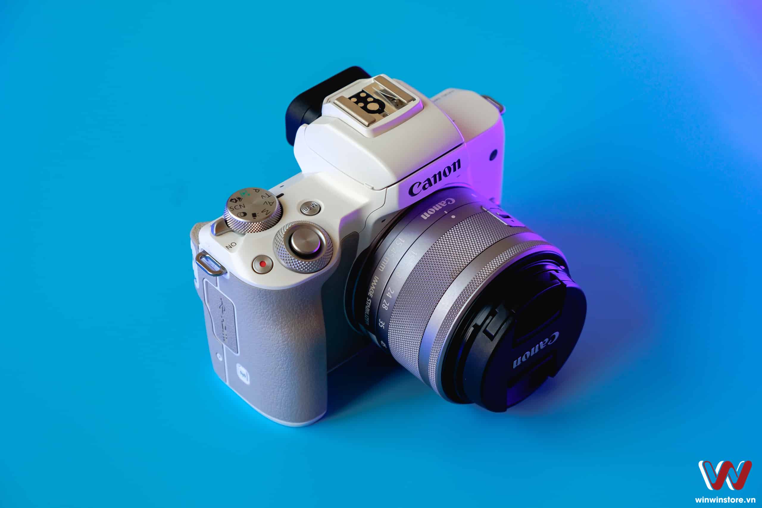 Trên tay máy ảnh Canon EOS M50 Mark II cùng ống kit 15-45mm F3.5-6.3