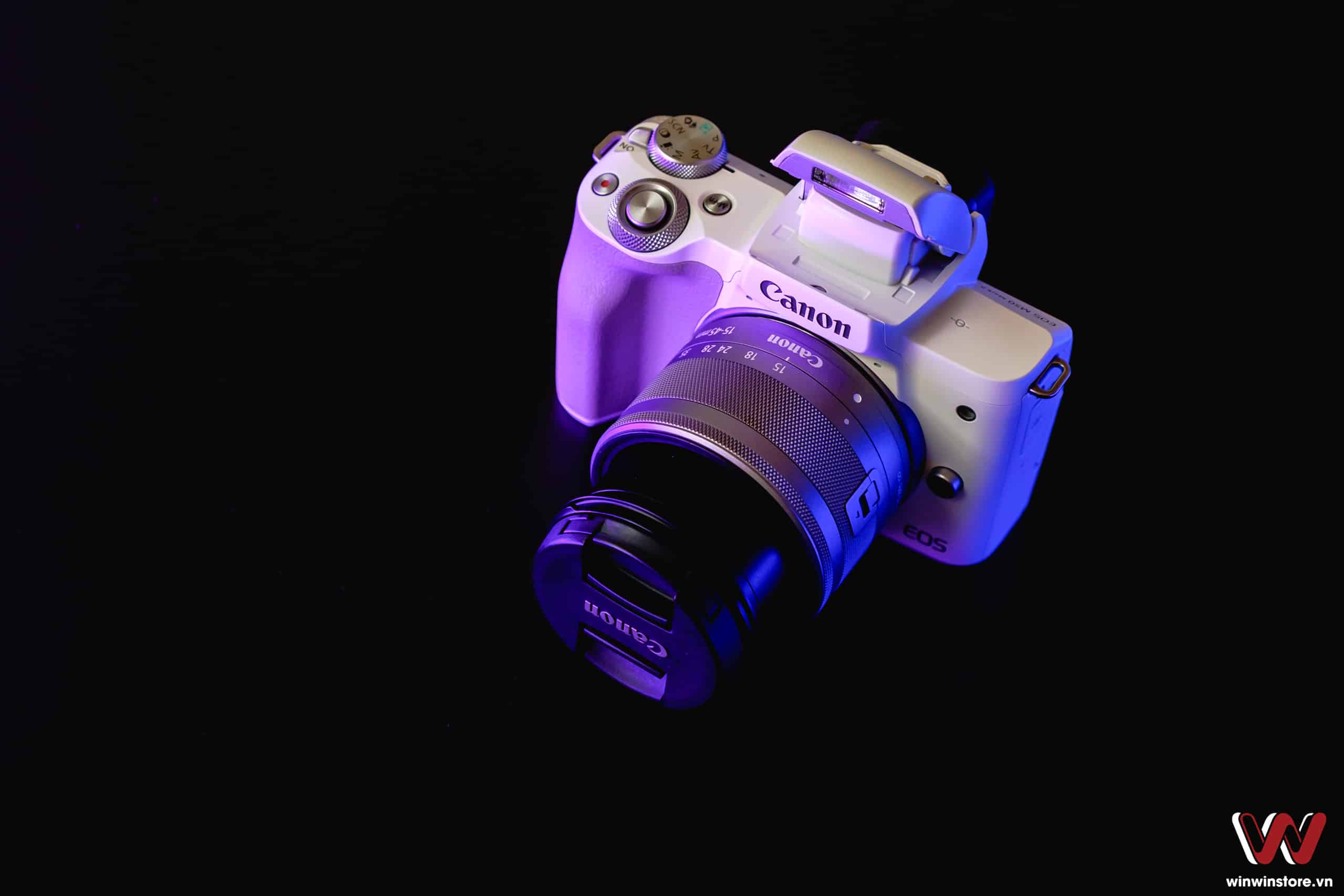 Trên tay máy ảnh Canon EOS M50 Mark II cùng ống kit 15-45mm F3.5-6.3