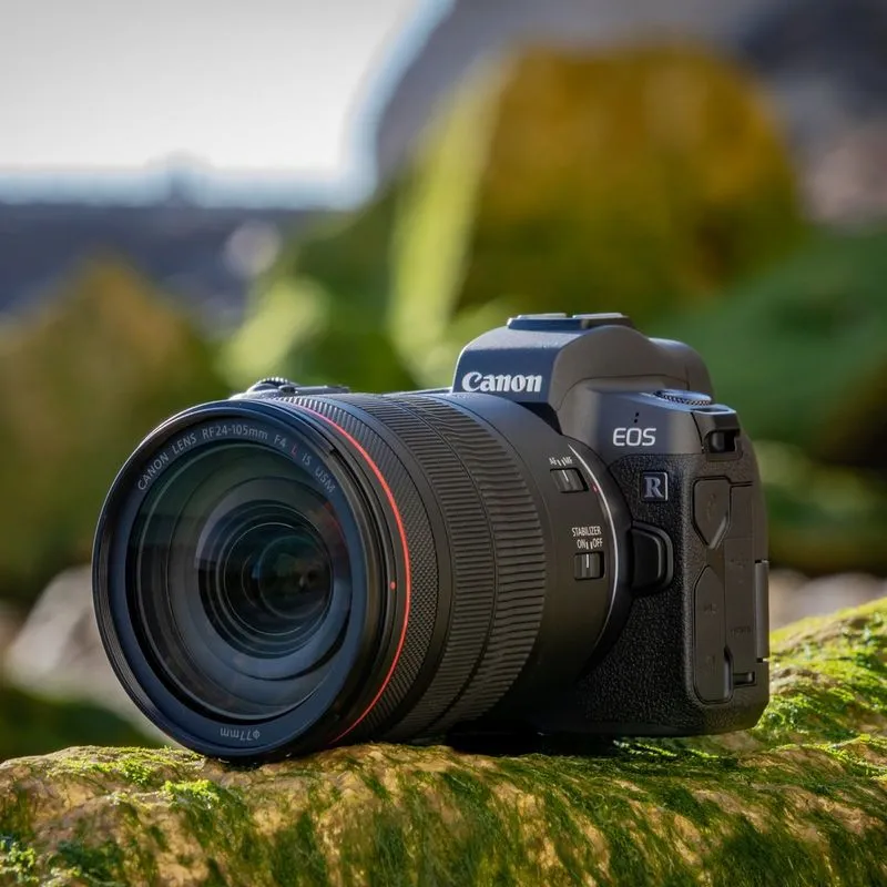 canon rf 24 105mm f4l is usm lens de lens met een camera op een rots