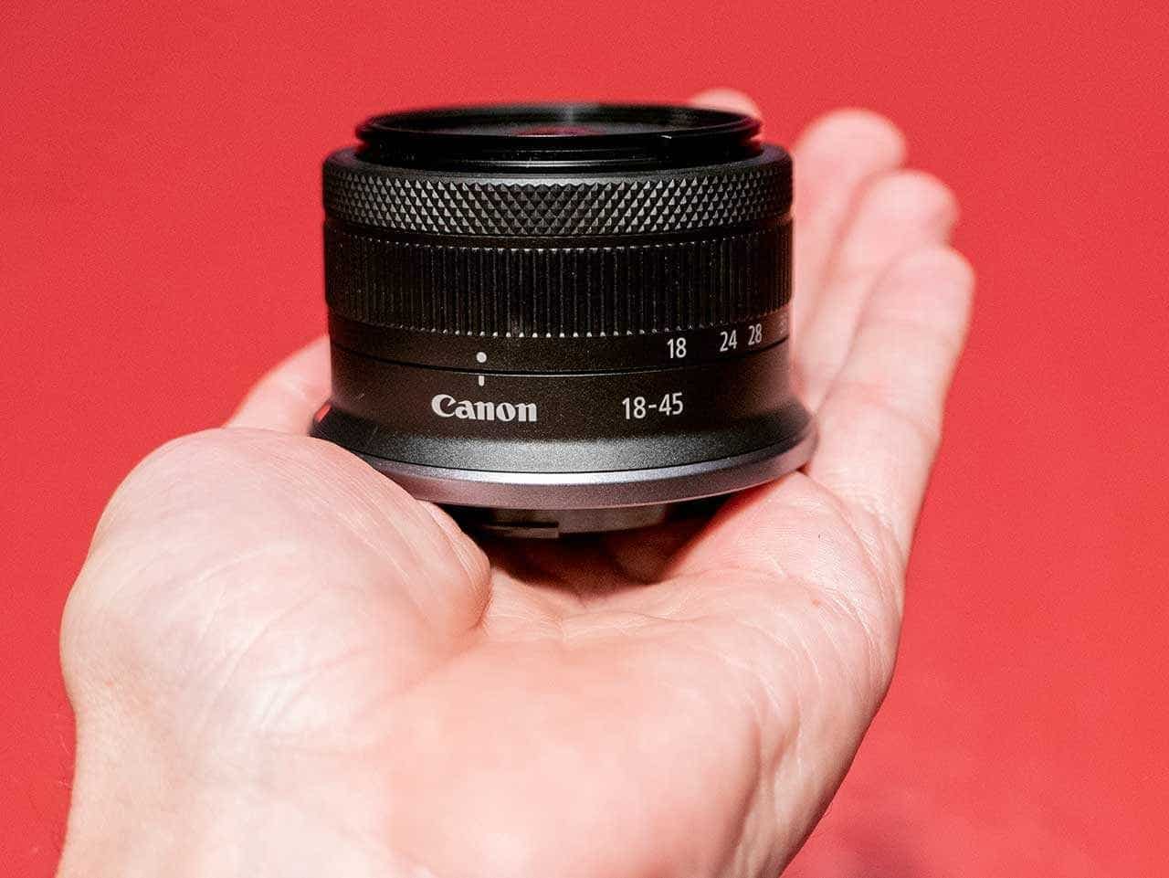 Máy ảnh Canon EOS R10 với ống kính RF-S 18-45mm