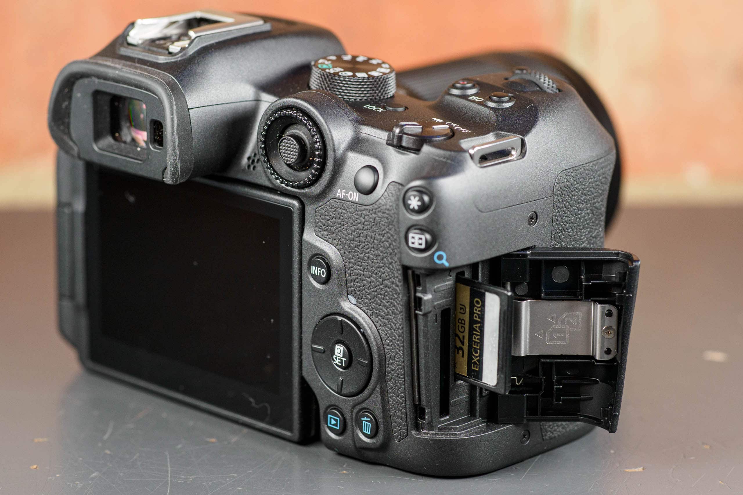Canon EOS R7 3