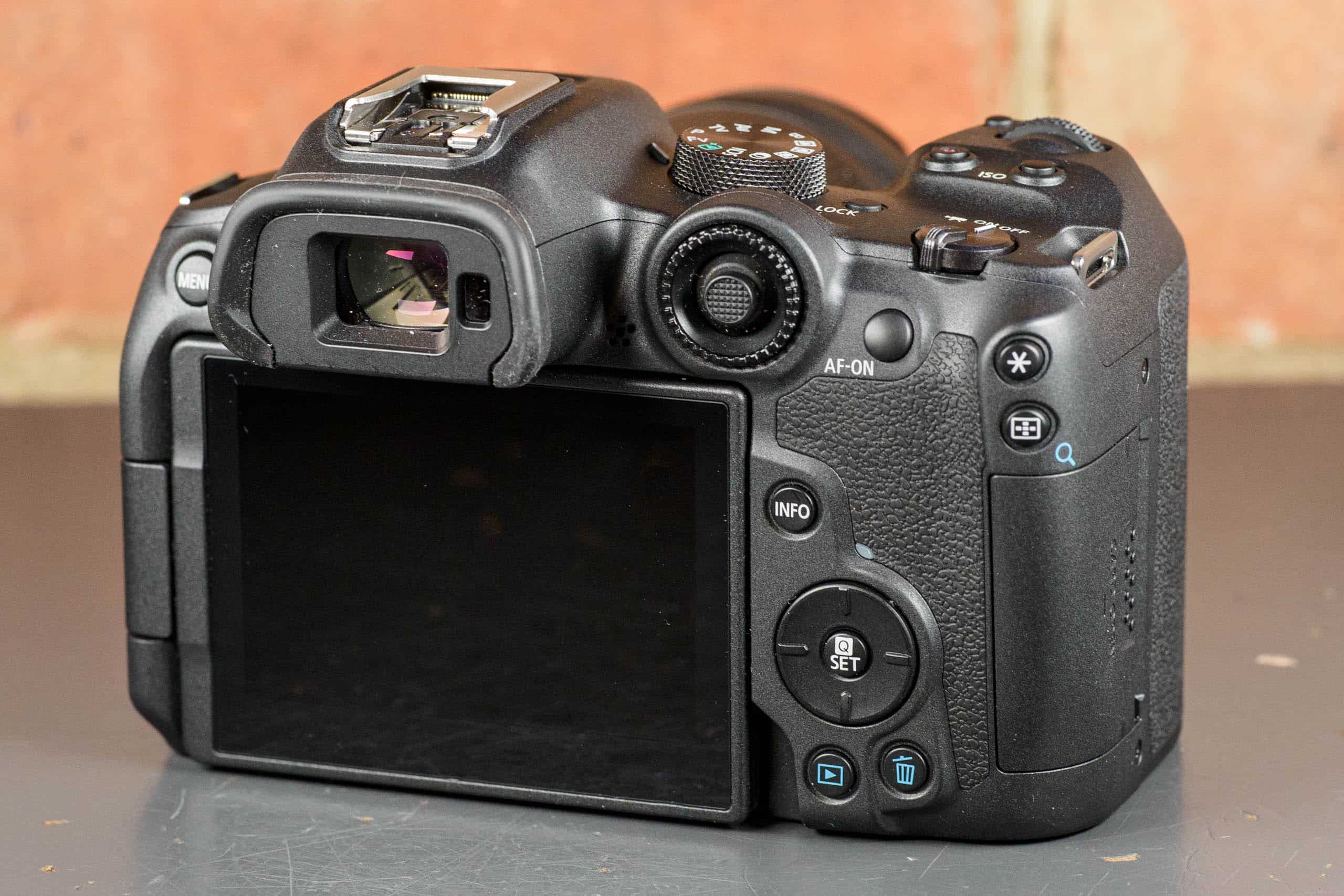 So sánh Canon EOS R7 với Fujifilm X-H2s: Đâu là chiếc máy ảnh mirrorless APS-C đỉnh nhất hiện tại