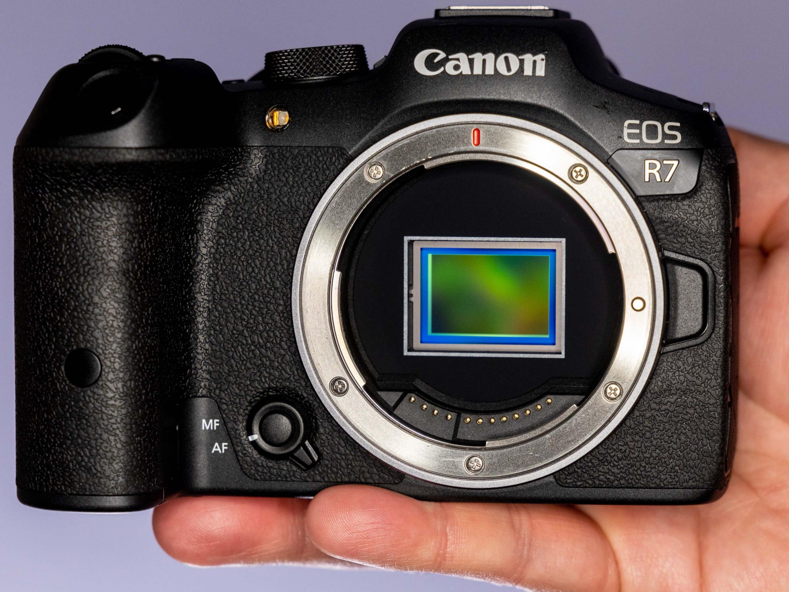 Canon EOS R7 mở bán tại Việt Nam với giá 53.900.000đ, quà khuyến mãi đặt trước là RF 50mm STM
