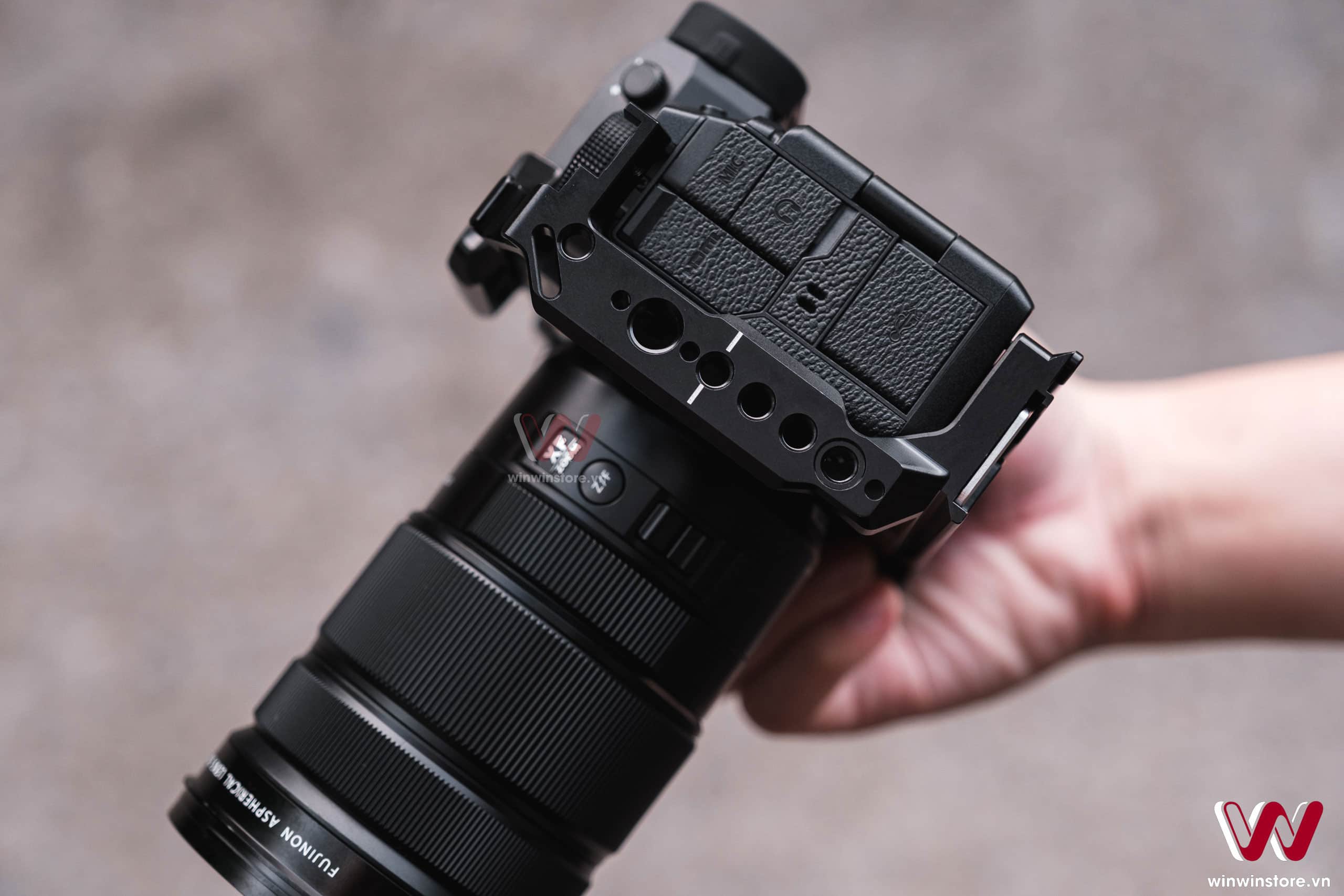 Trên tay khung SmallRig dành cho máy ảnh X-H2s, vừa khít và hoàn thiện cứng cáp với nhiều lỗ ốc cho phụ kiện