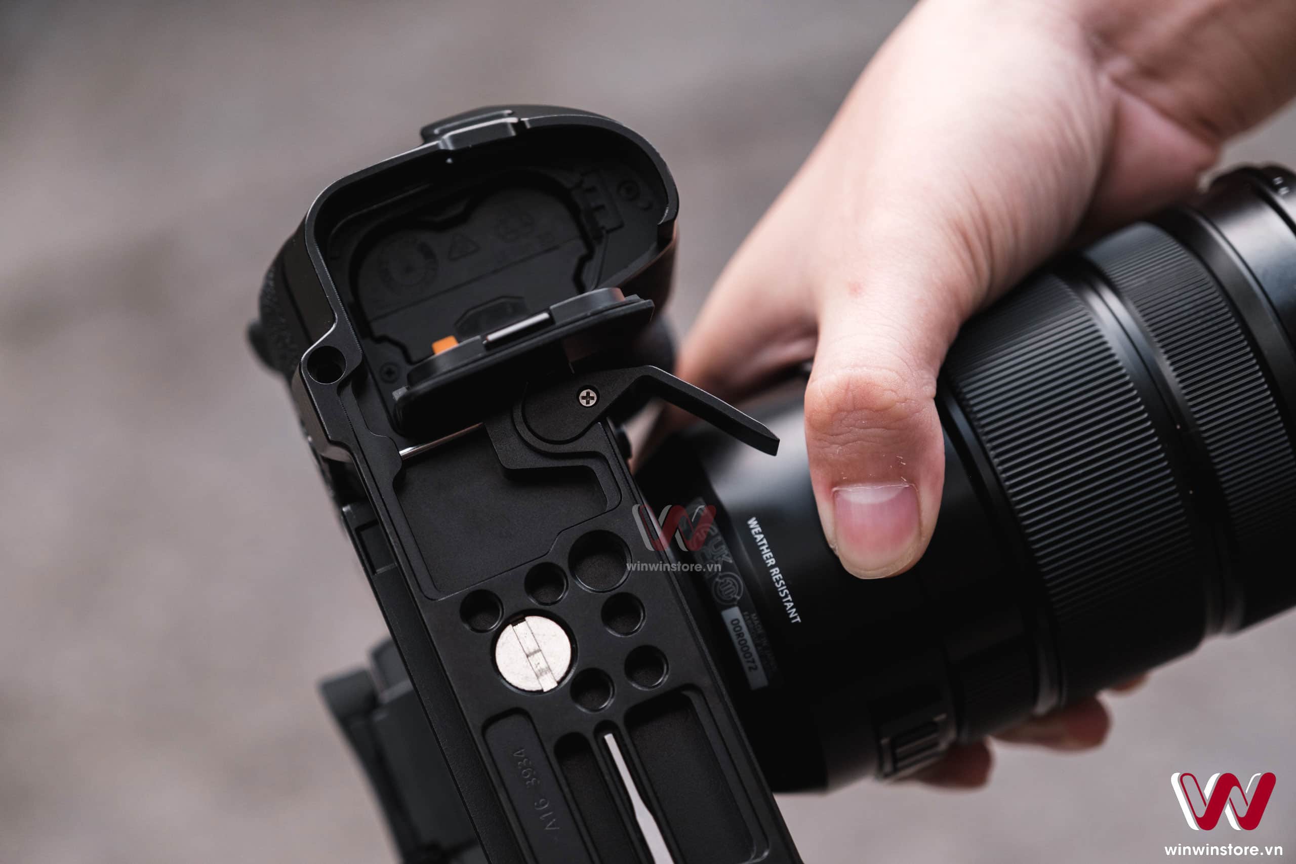 Trên tay khung SmallRig dành cho máy ảnh X-H2s, vừa khít và hoàn thiện cứng cáp với nhiều lỗ ốc cho phụ kiện
