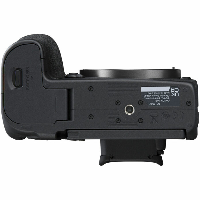 Máy ảnh Canon EOS R7 với ống kính RF-S 18-150mm