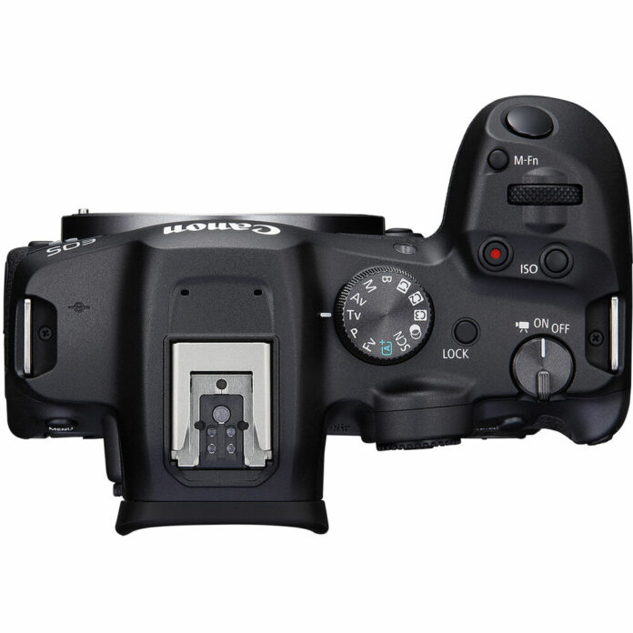 Máy ảnh Canon EOS R7 với ống kính RF-S 18-150mm