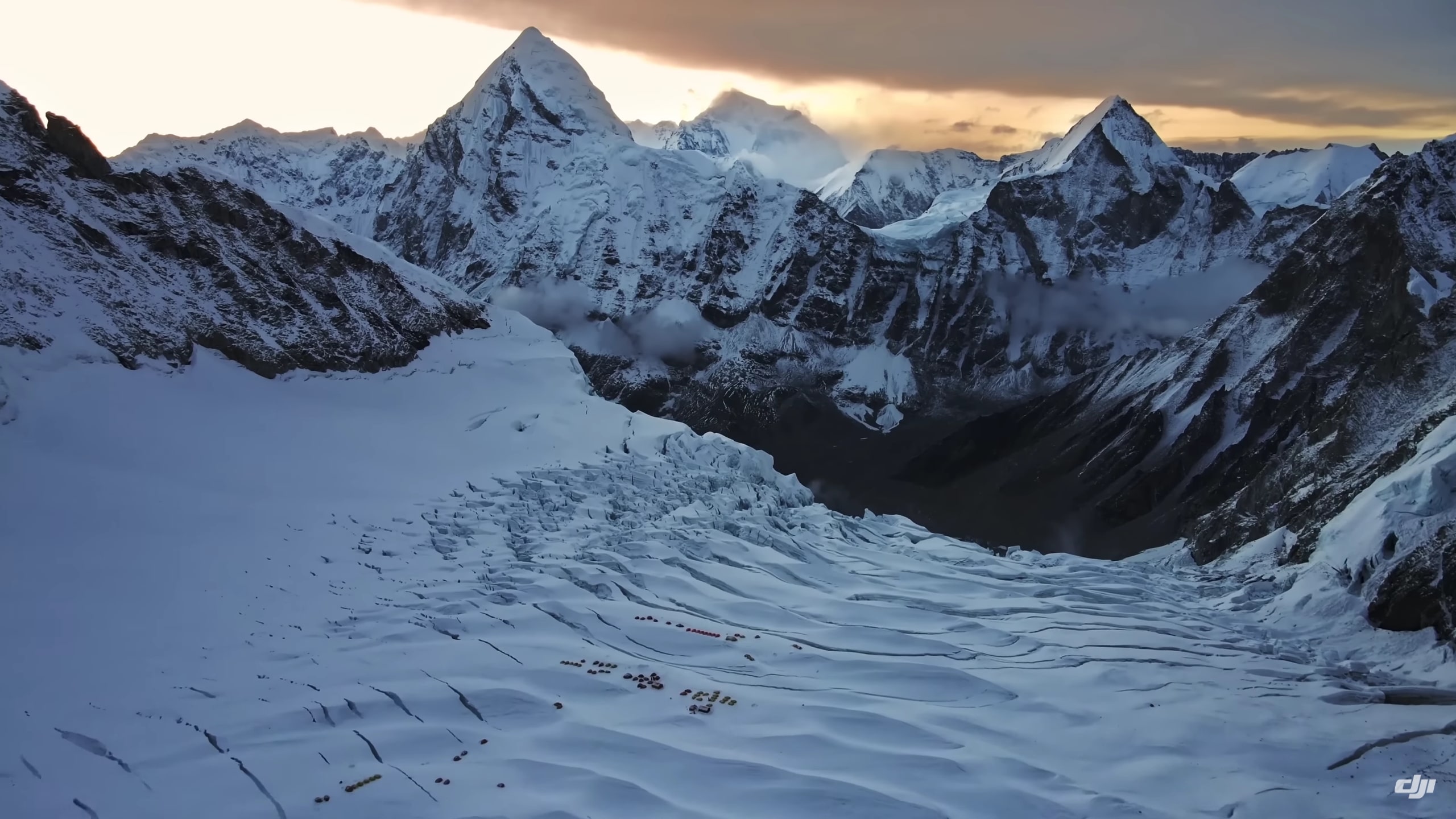 Cùng xem video DJI Mavic 3 bay lượn trên nóc nhà thế giới - Đỉnh núi Everest